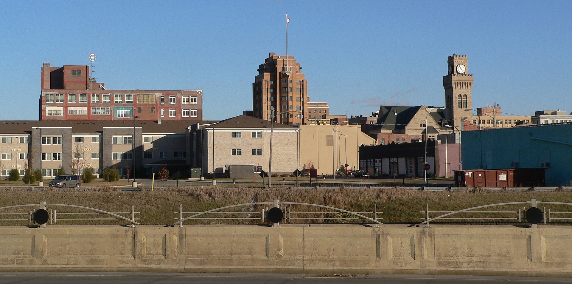 Downtown Sioux City, Iowa: seen from the west-northwest, across Wesley Parkway. The building with the tall flagpole in the center of the photo is the Woodbury County Courthouse.