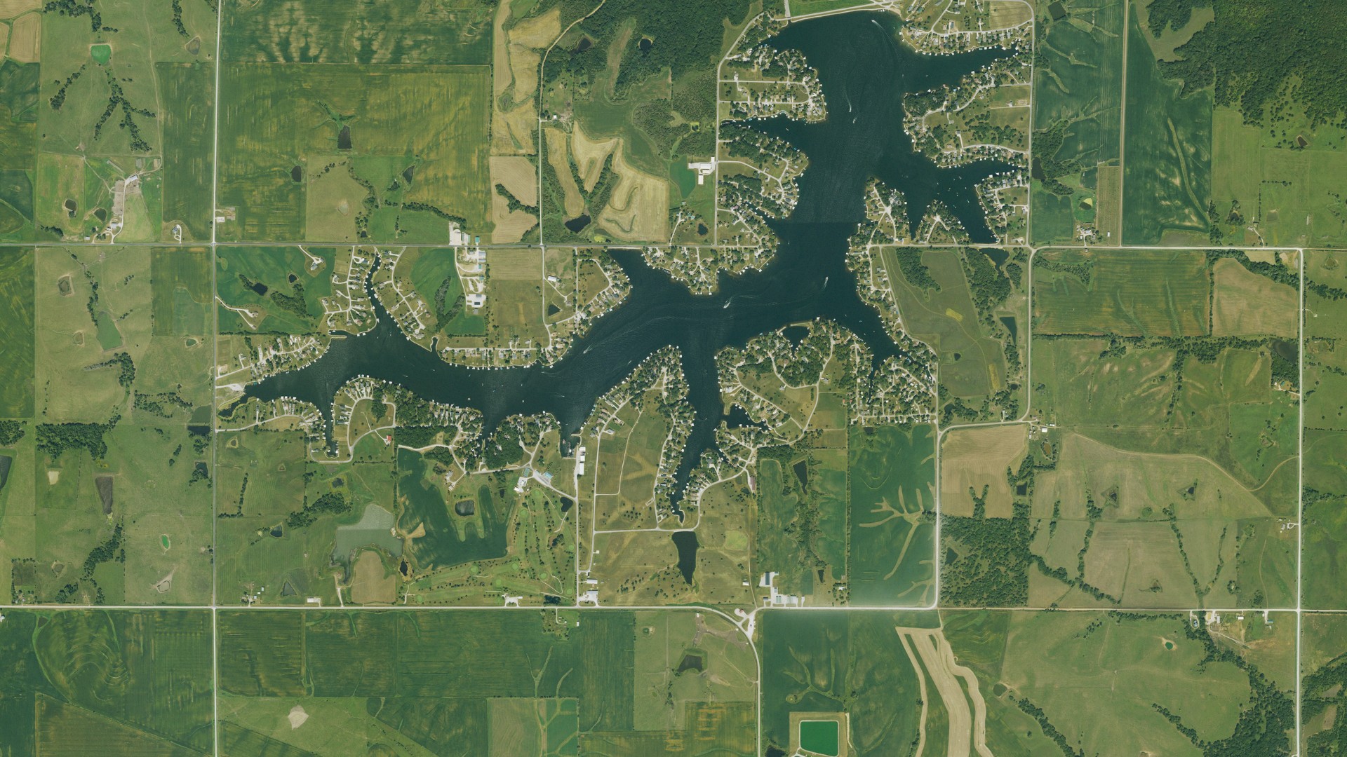 Natural-color aerial photograph of land around Sun Valley Lake, Iowa