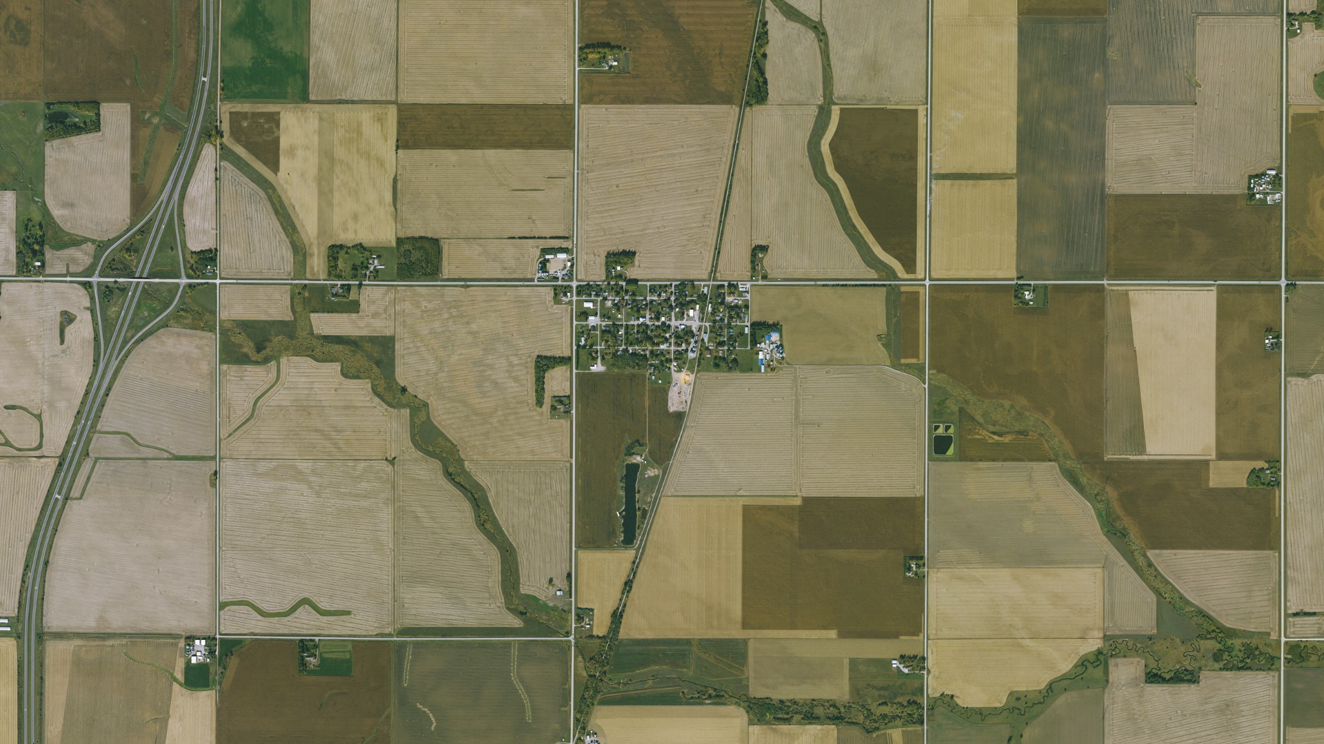 Natural-color aerial photograph of land around Swaledale, Iowa