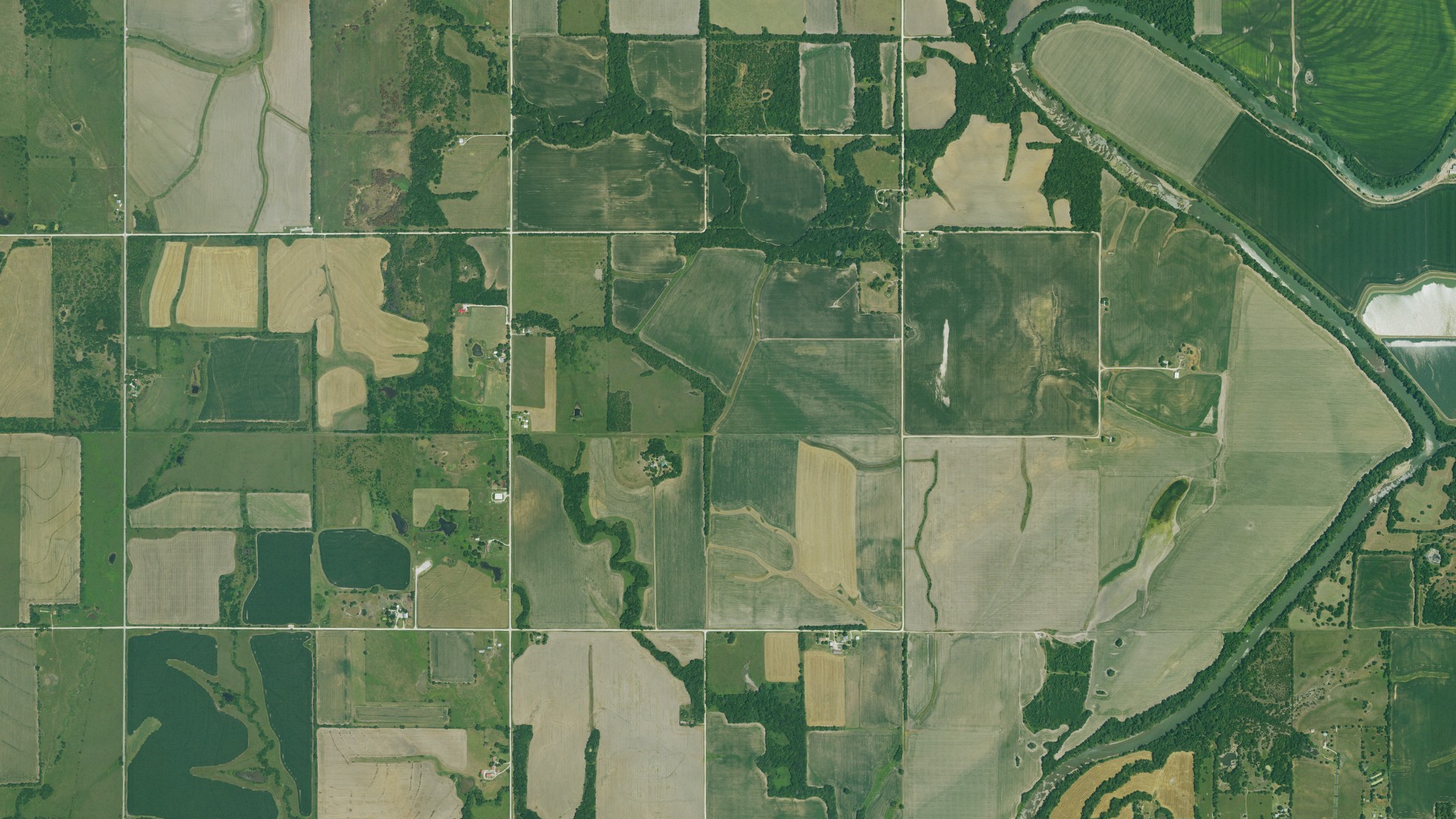 Natural-color aerial photograph of land around Iola, Kansas