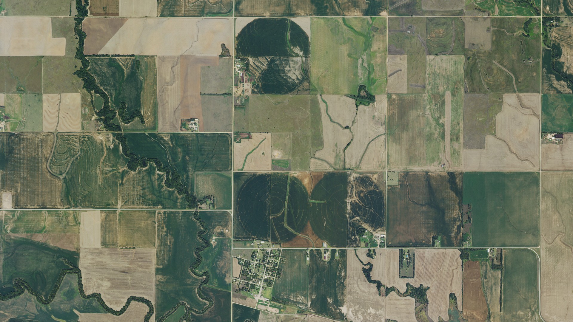 Natural-color aerial photograph of land around Ada, Kansas
