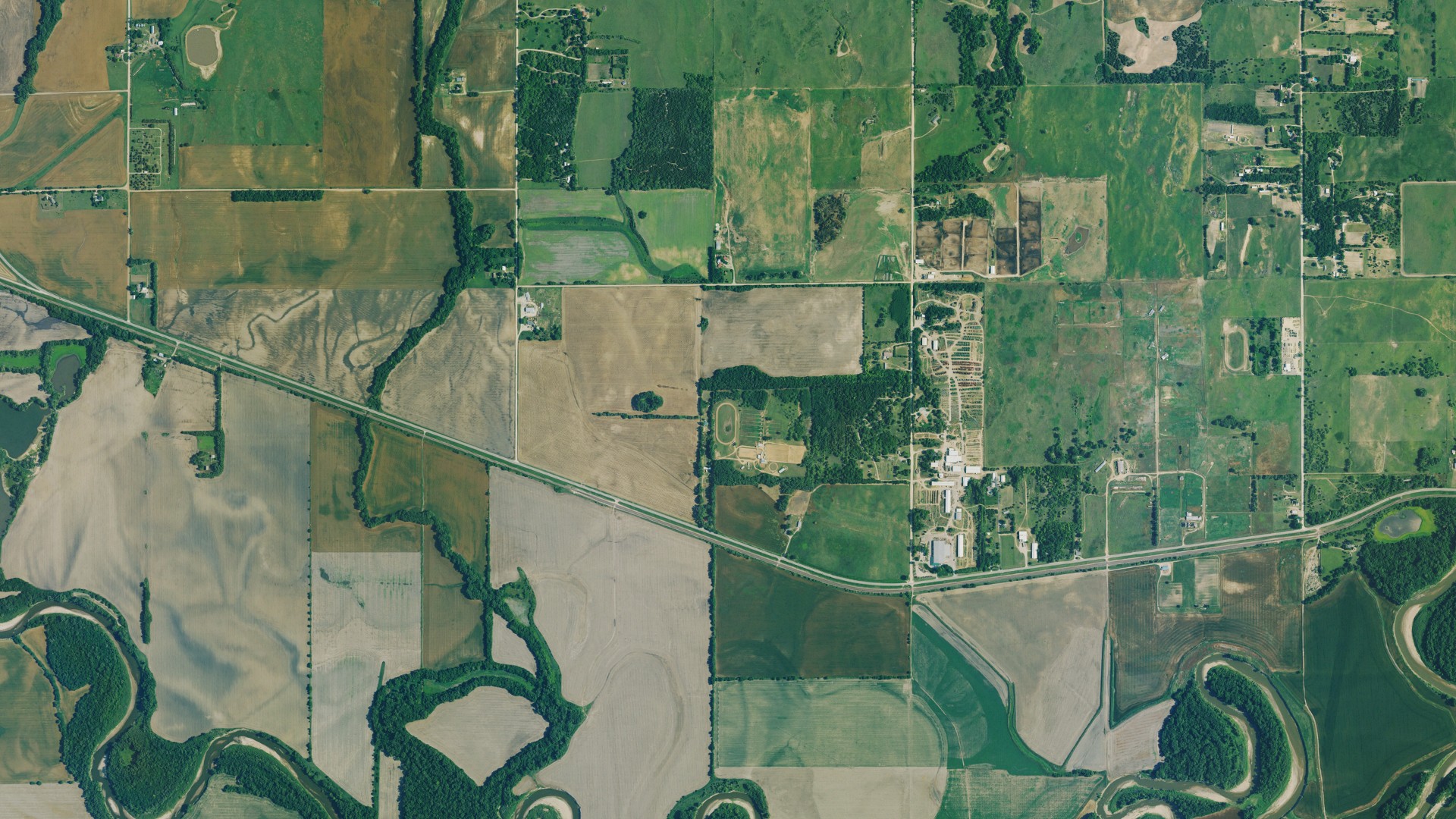Natural-color aerial photograph of land around Lincoln, Kansas