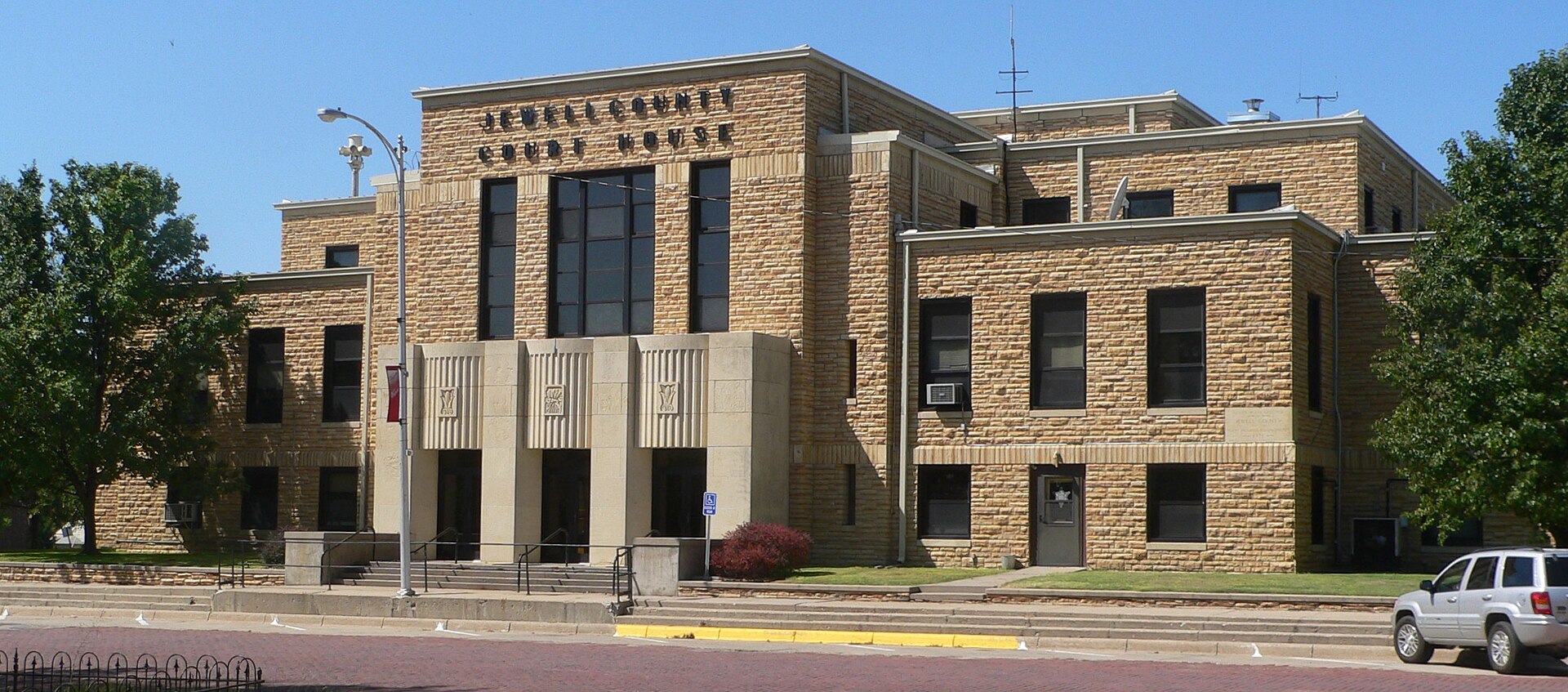Jewell County Courthouse in Mankato, Kansas: center of east side of building.
