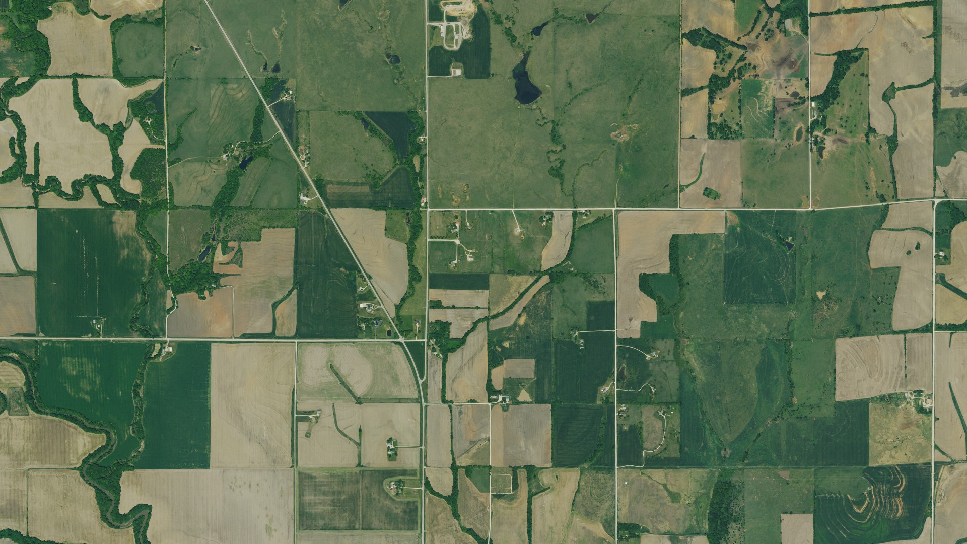 Natural-color aerial photograph of land around Louisville, Kansas