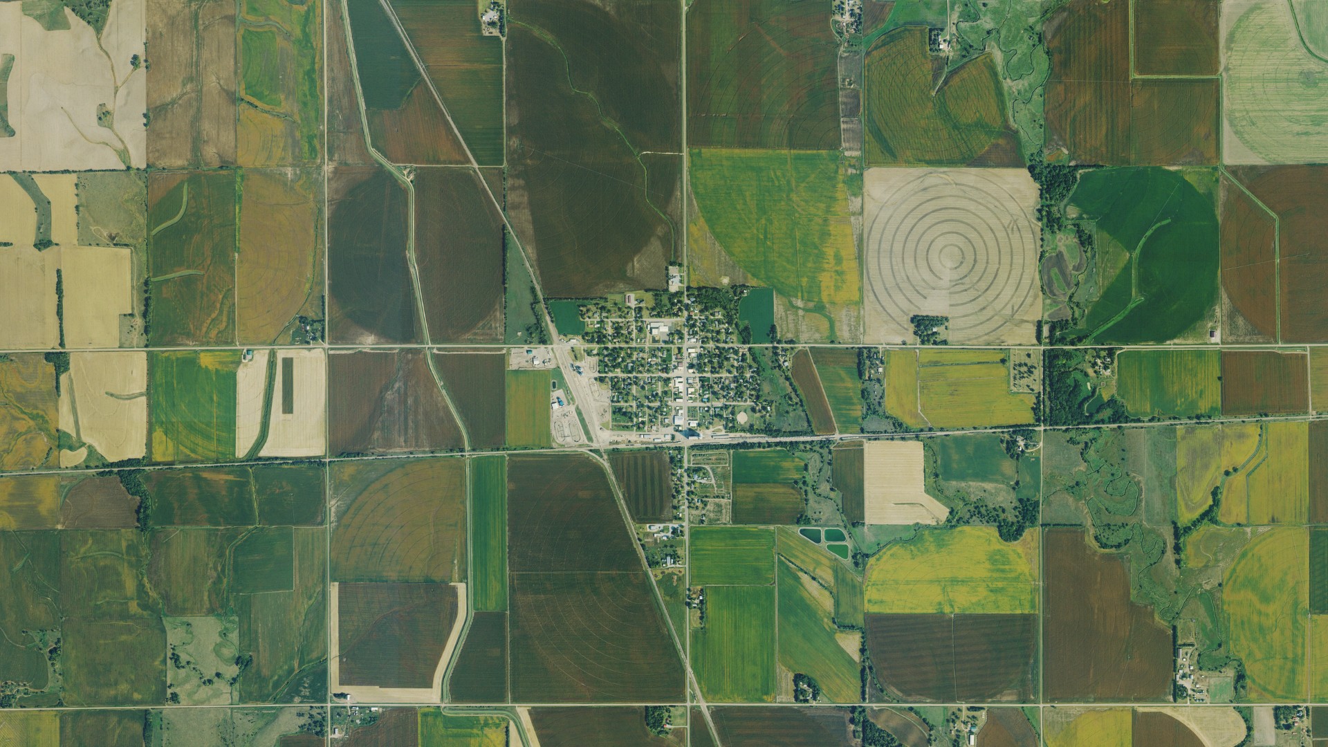 Natural-color aerial photograph of land around Courtland, Kansas
