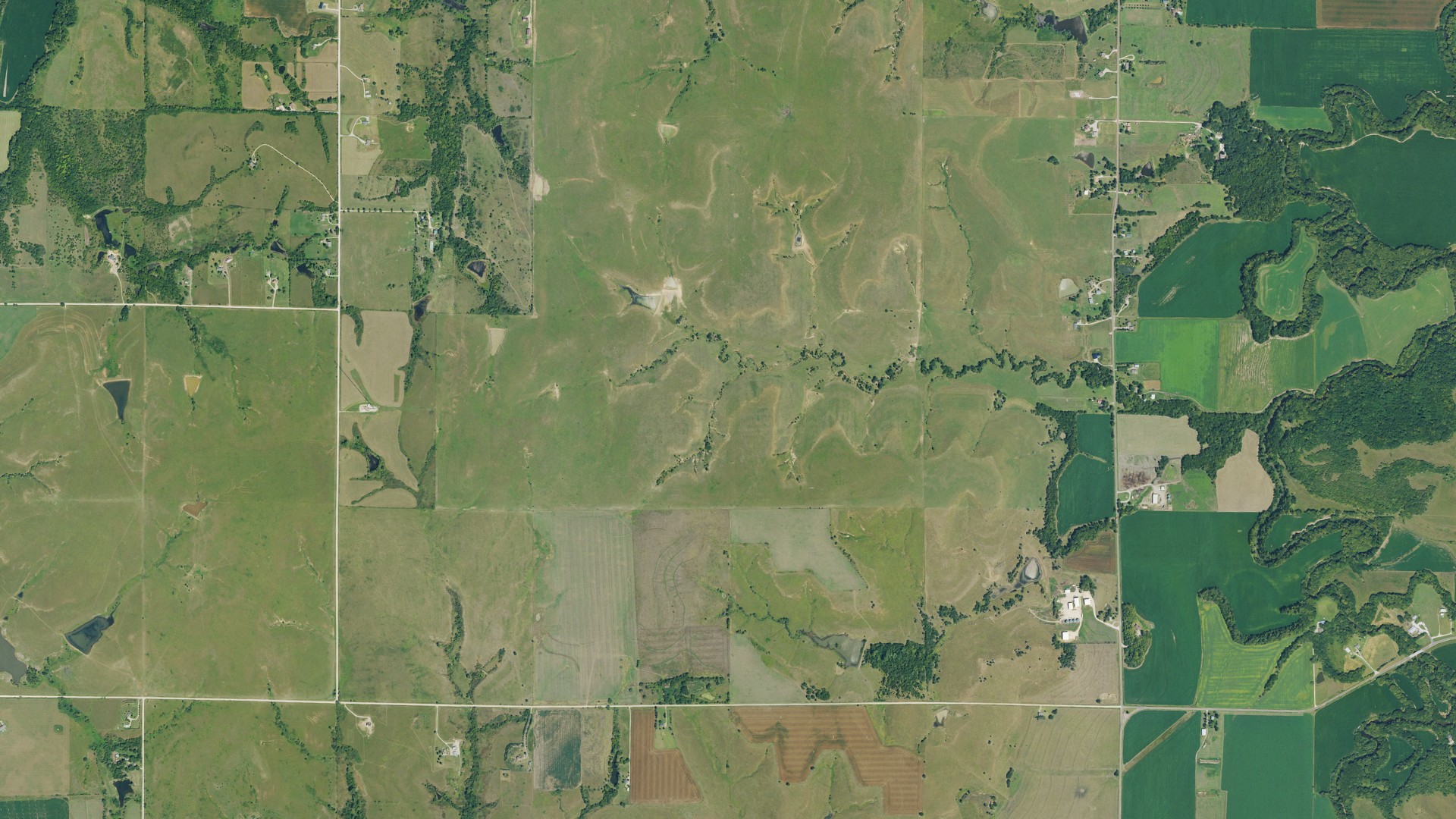 Natural-color aerial photograph of land around Dover, Kansas