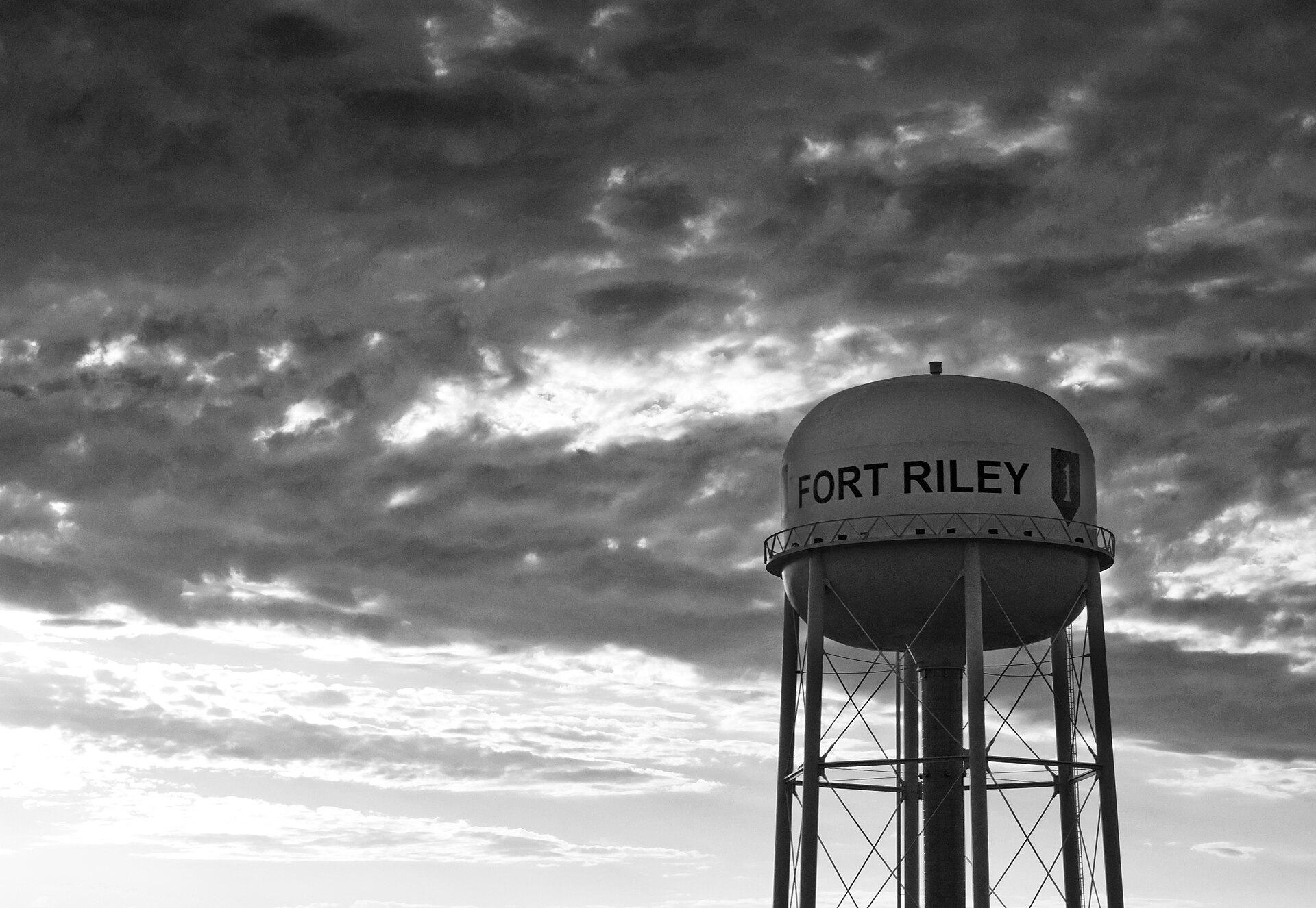 north america, road trip, great plains, kansas, water tower, fort riley — Grandview Plaza, Kansas