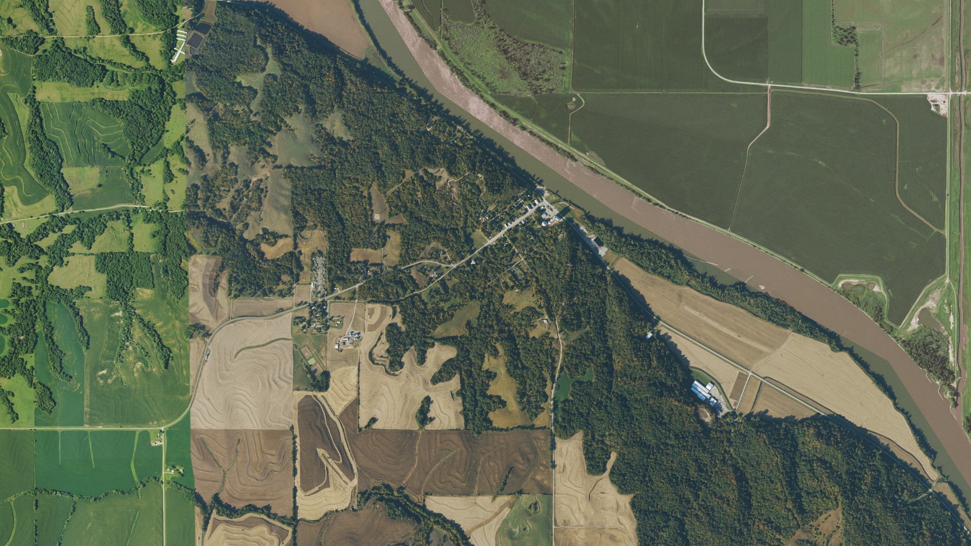 Natural-color aerial photograph of land around White Cloud, Kansas