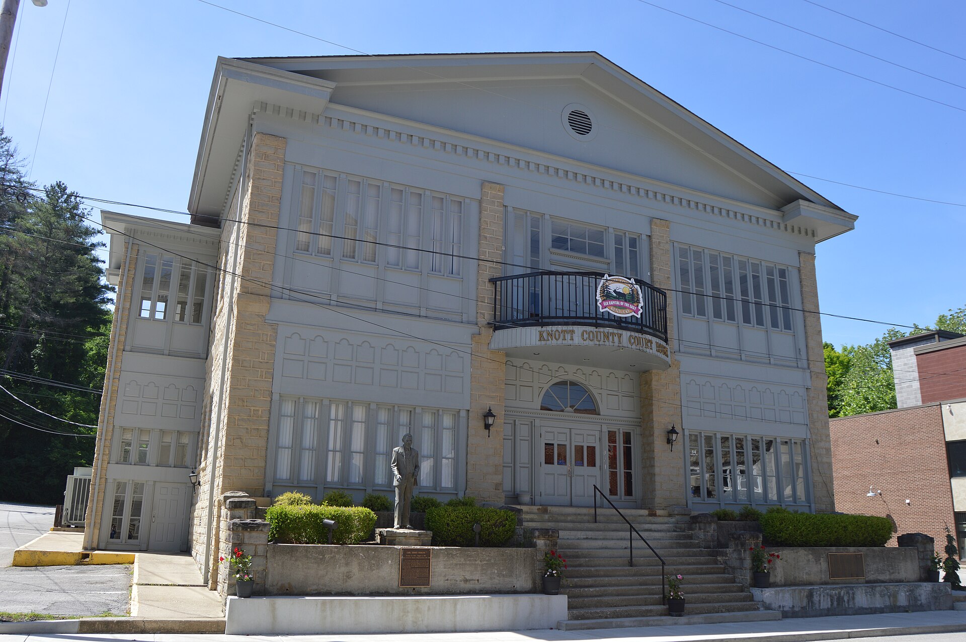 Front and southern side of the Knott County Courthouse, located on Main Street (Kentucky Route 550) in downtown Hindman, Kentucky, United States. It was built in 1936 and later extensively modified.