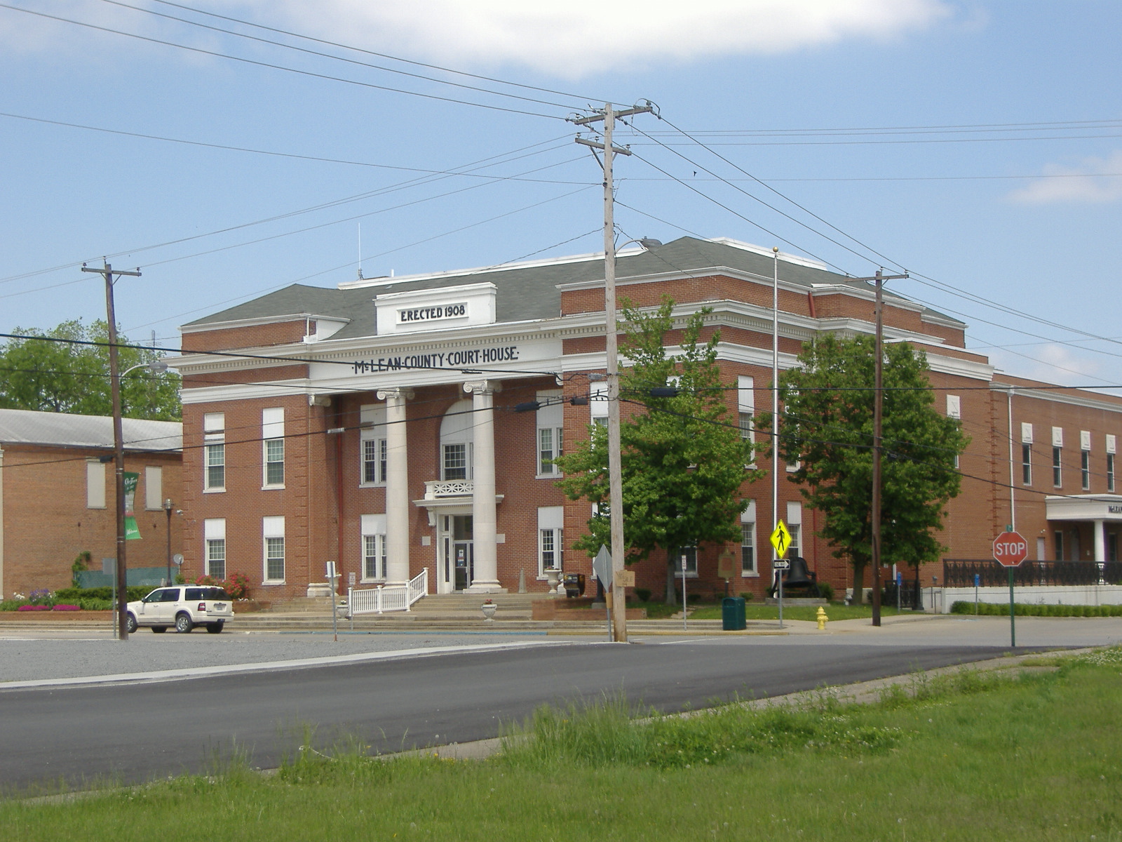 County courthouse in McLean County, Kentucky