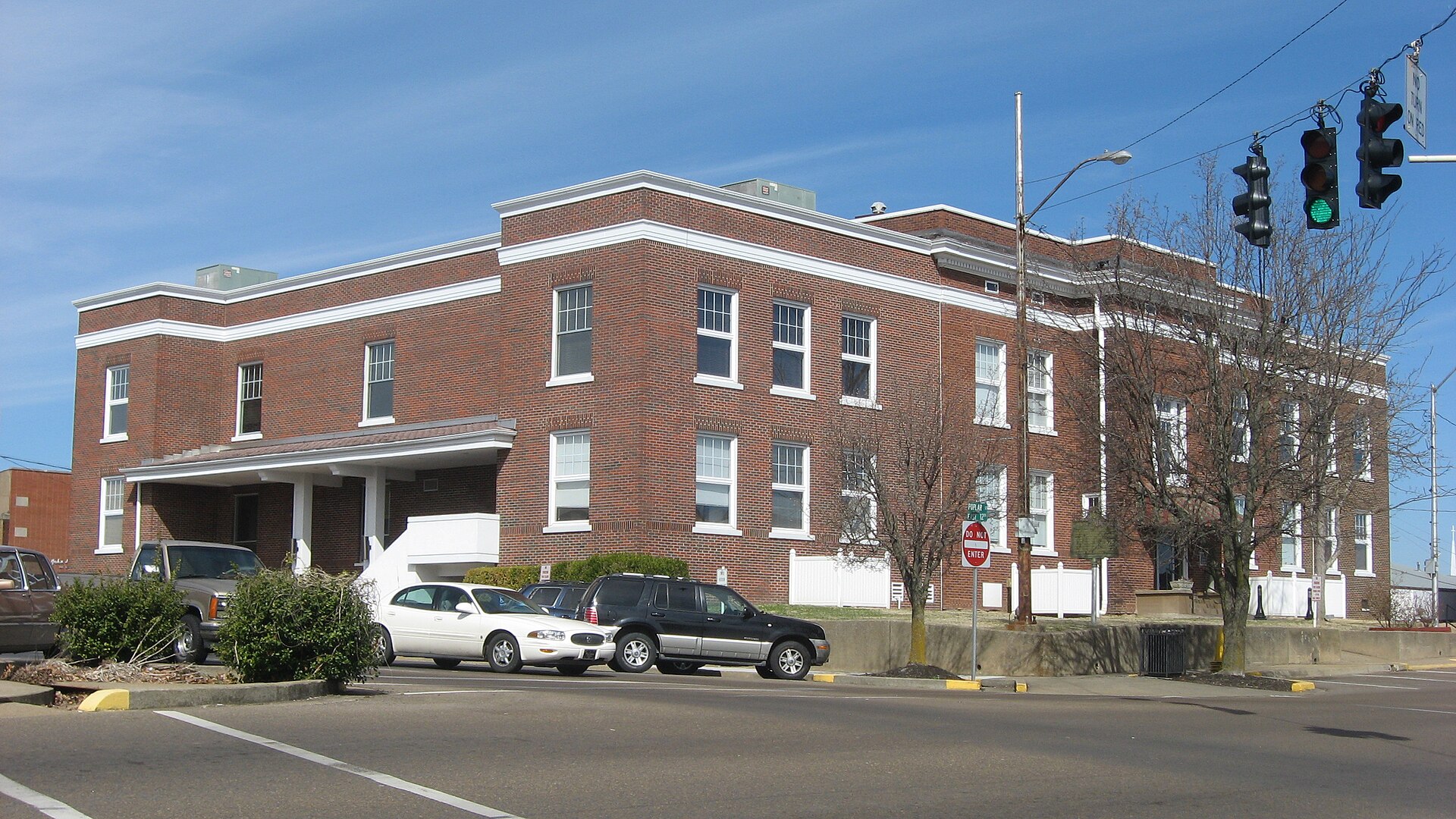 Southern side and eastern front of the Marshall County Courthouse, located at 1101 Main Street (U.S. Route 641/Kentucky Routes 58/408) in Benton, Kentucky, United States. It was built in 1915.