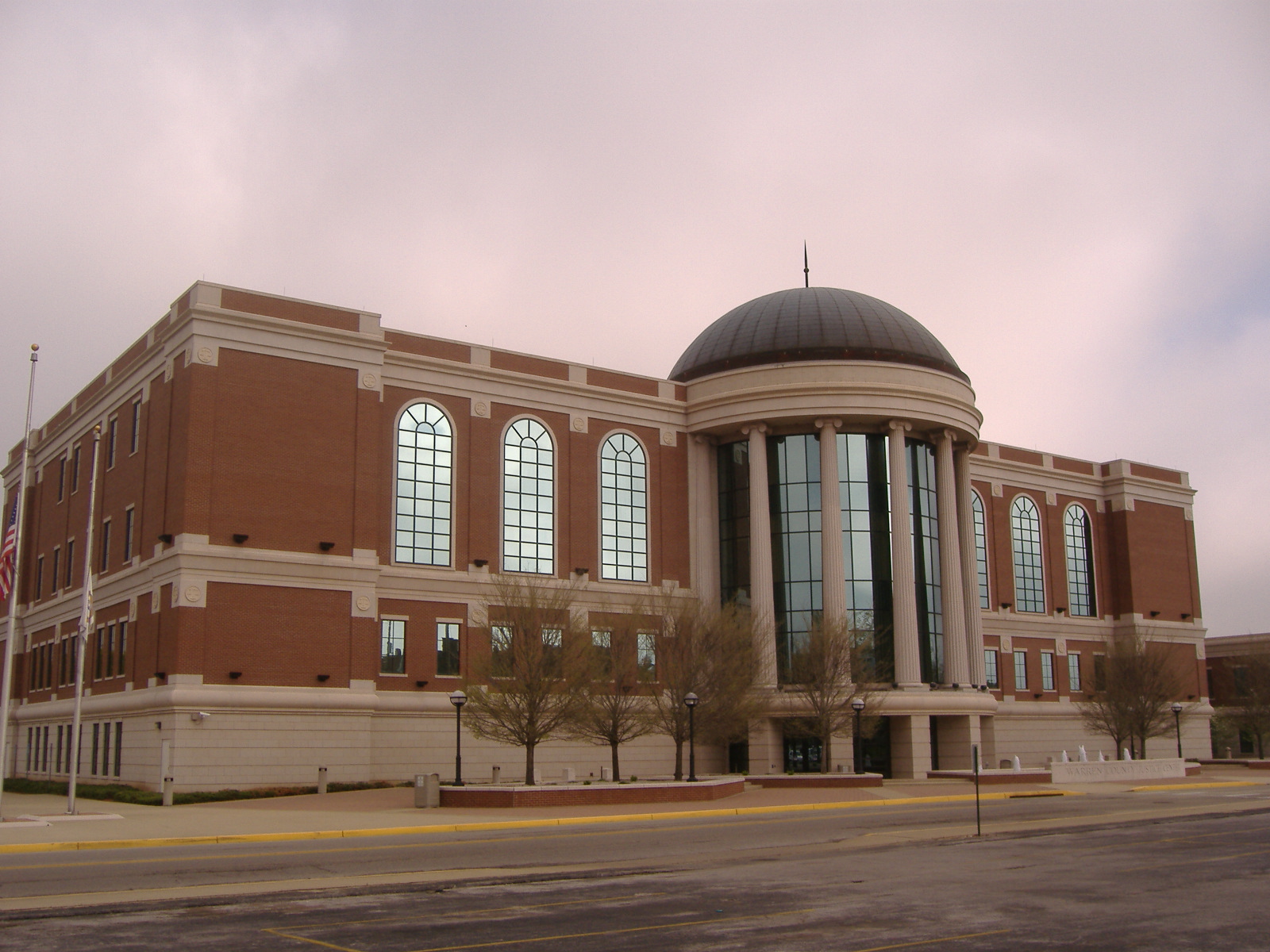 The modern Warren County courthouse in Bowling Green. — Kentucky