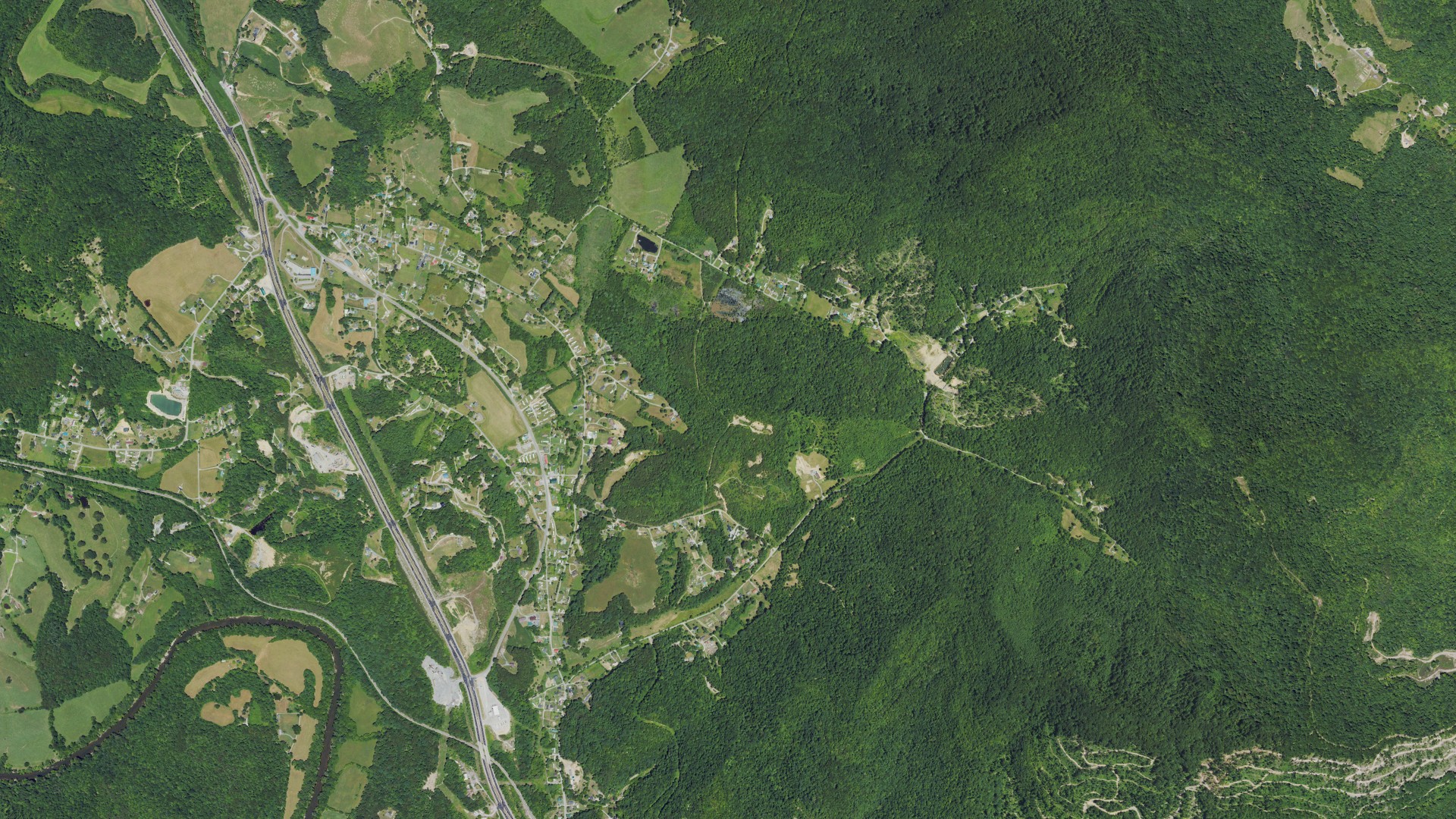 Natural-color aerial photograph of land around Flat Lick, Kentucky