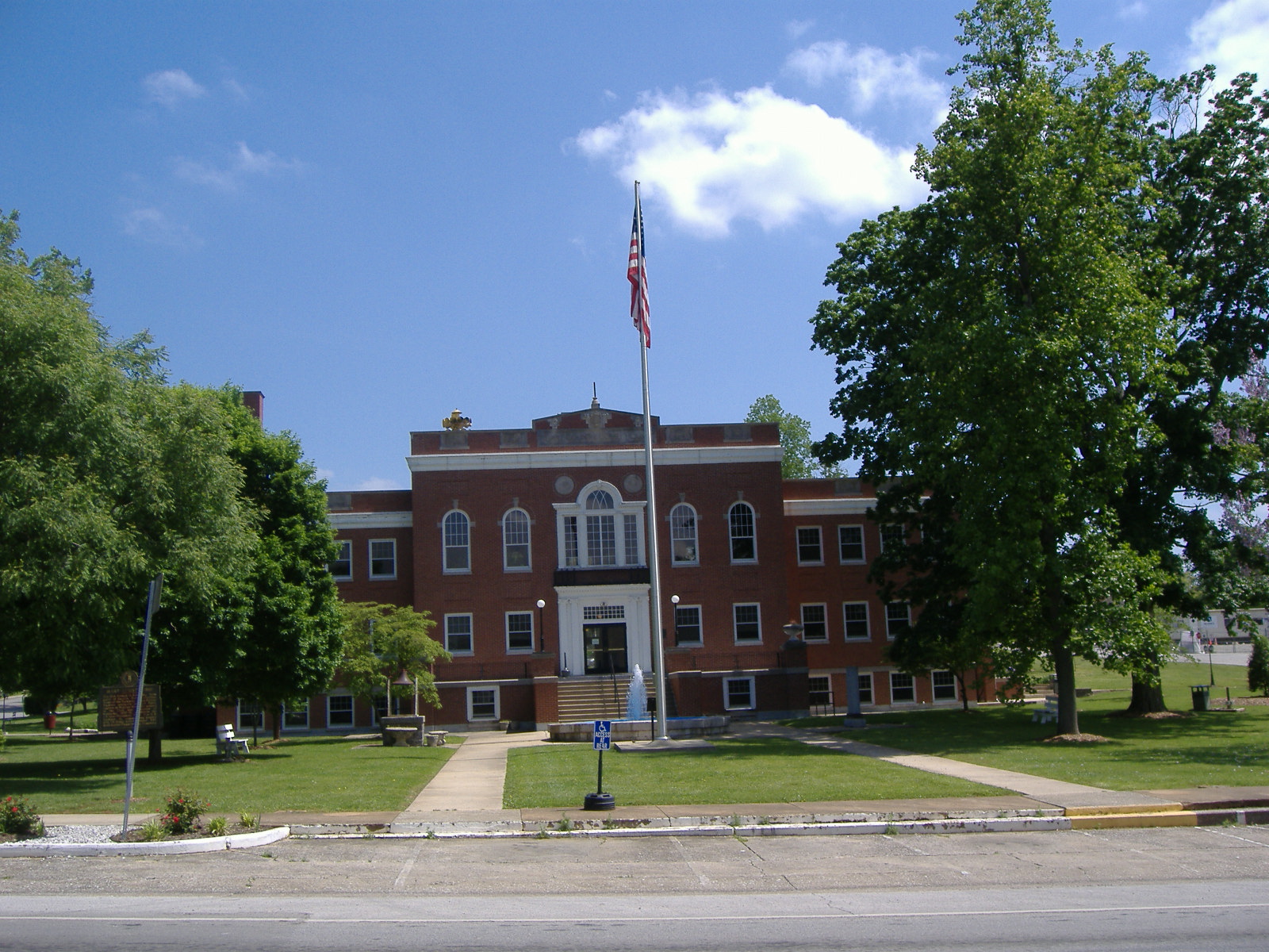 County courthouse in Hart County, Kentucky — Munfordville, Kentucky