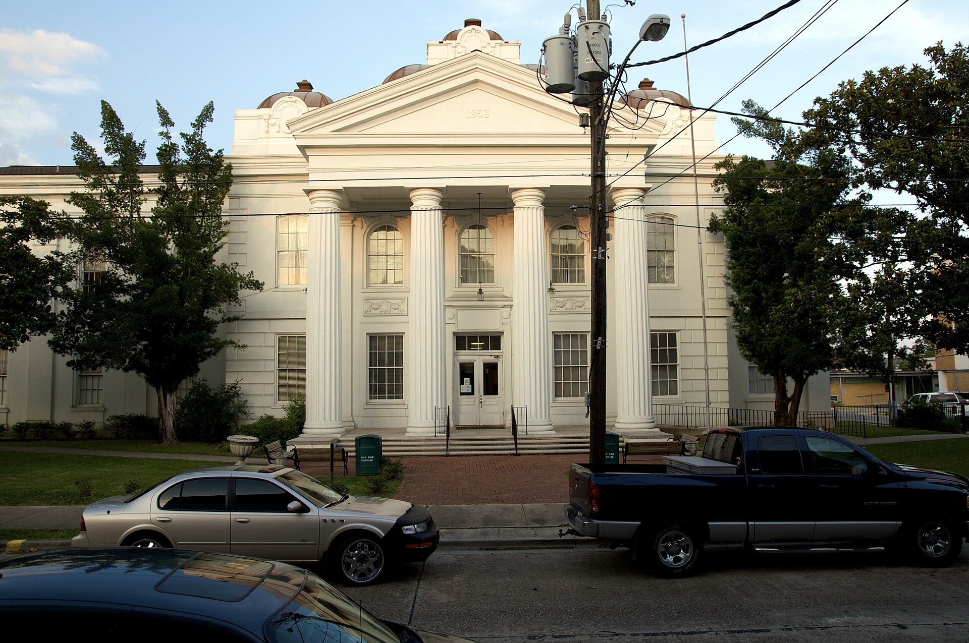 Front of the Lafourche Parish Courthouse, located at 200 Green Street in Thibodaux, Louisiana, United States. Built in 1858, it is listed on the National Register of Historic Places.