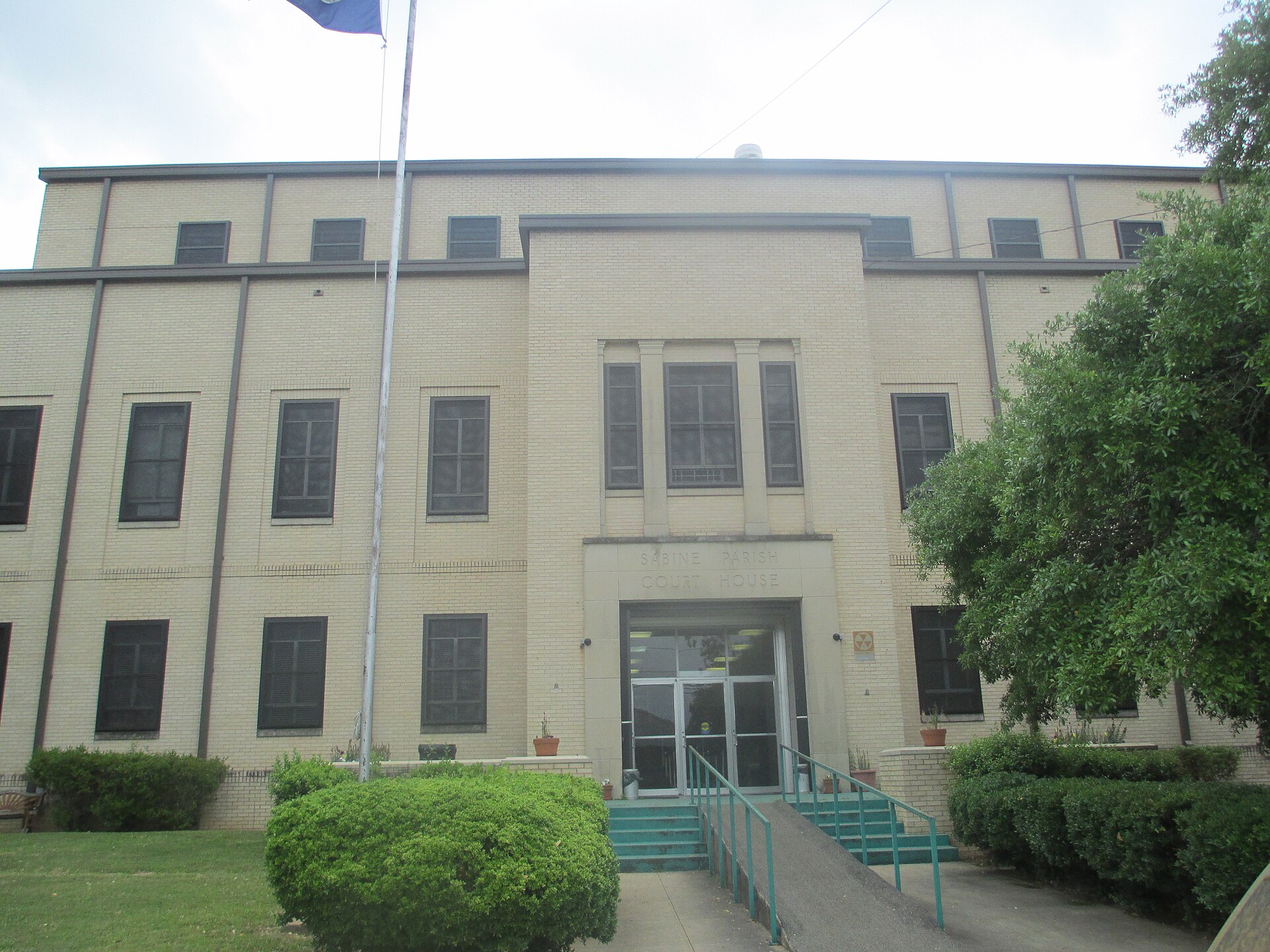 I took photo with Canon camera of Sabine Parish Courthouse in Many, LA. — Louisiana