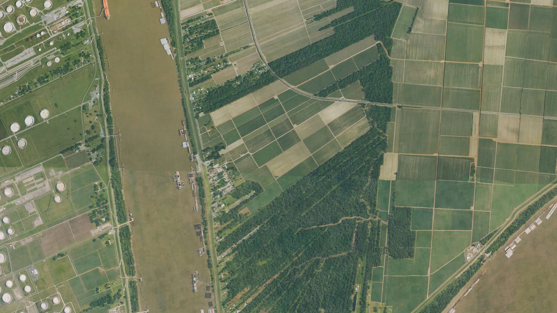 Natural-color aerial photograph of land around Convent, Louisiana