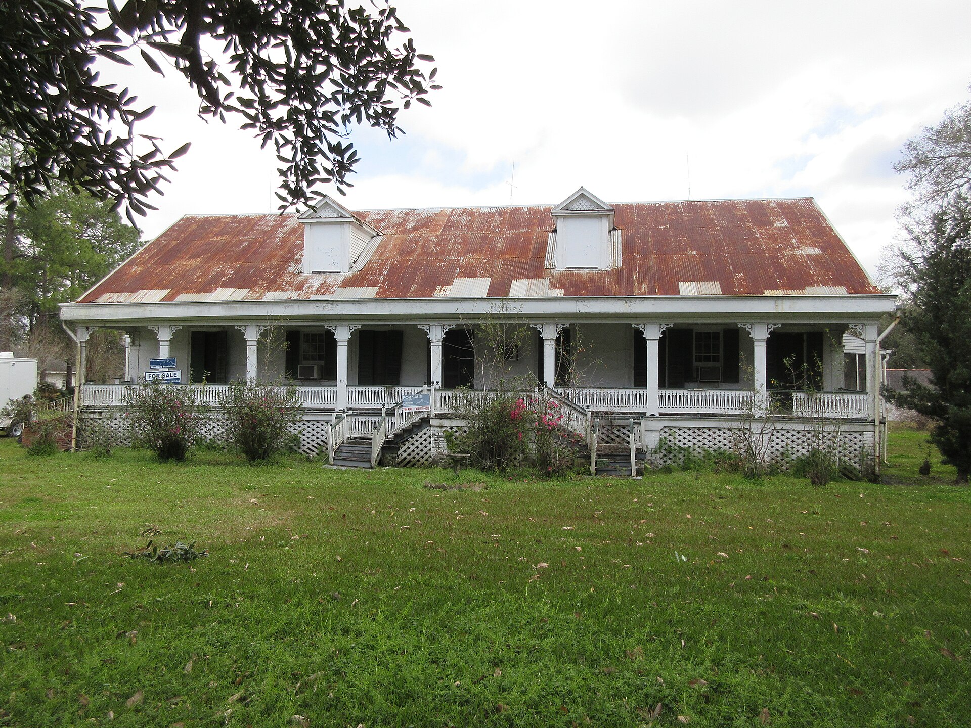 Woodland Plantation House, LaPlace, Louisiana. Front facing River Road, 24 February, 2016. Photo by Infrogmation (talk)