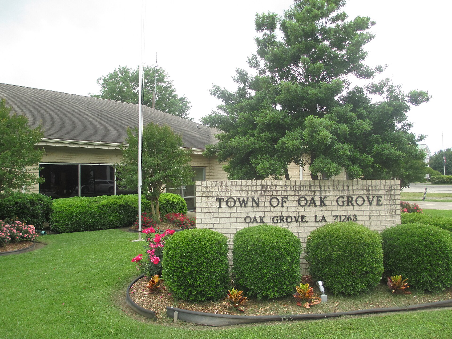 I took photo of Oak Grove, LA, Town Hall with Canon camera. — Louisiana
