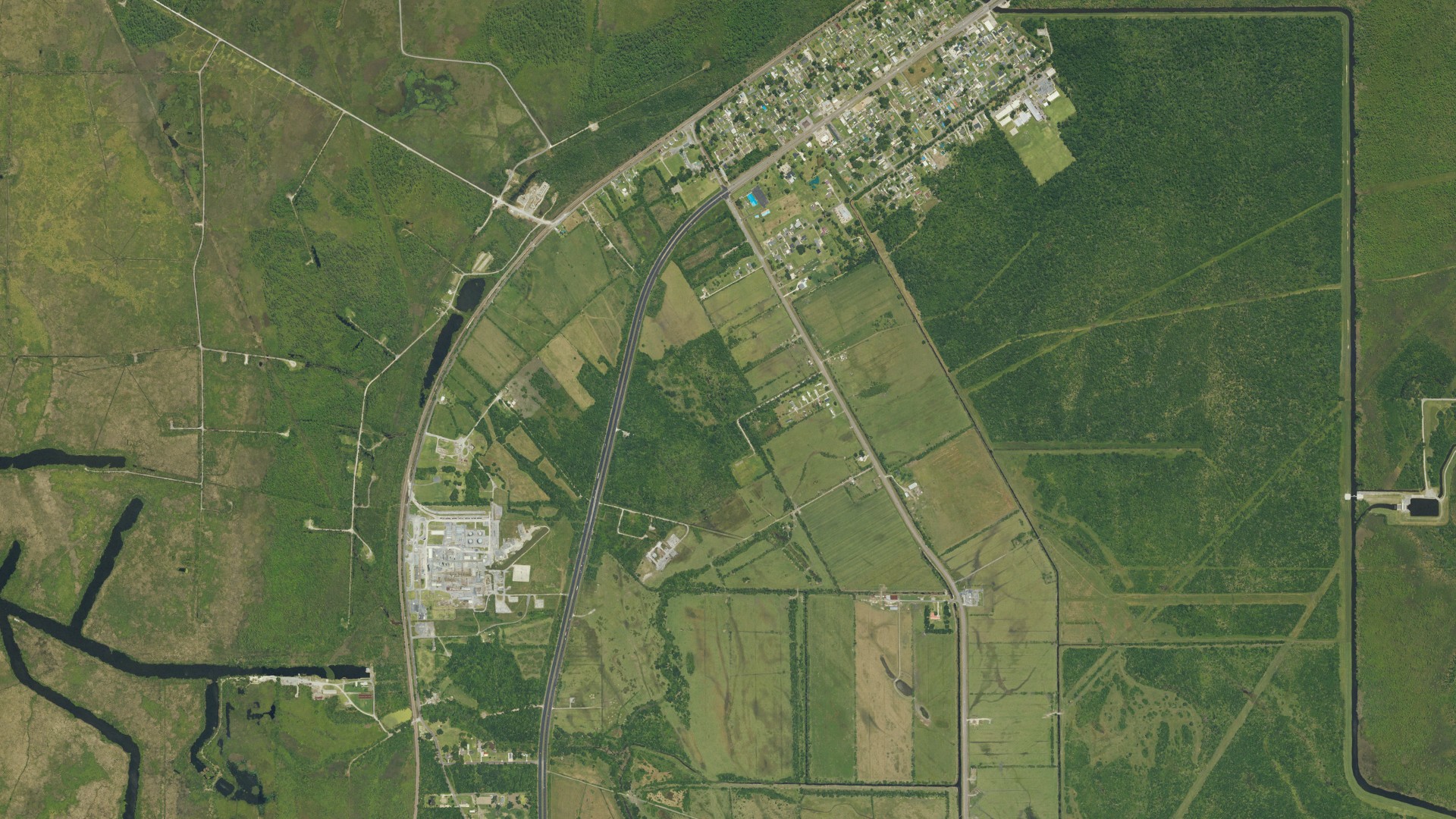 Natural-color aerial photograph of land around Paradis, Louisiana