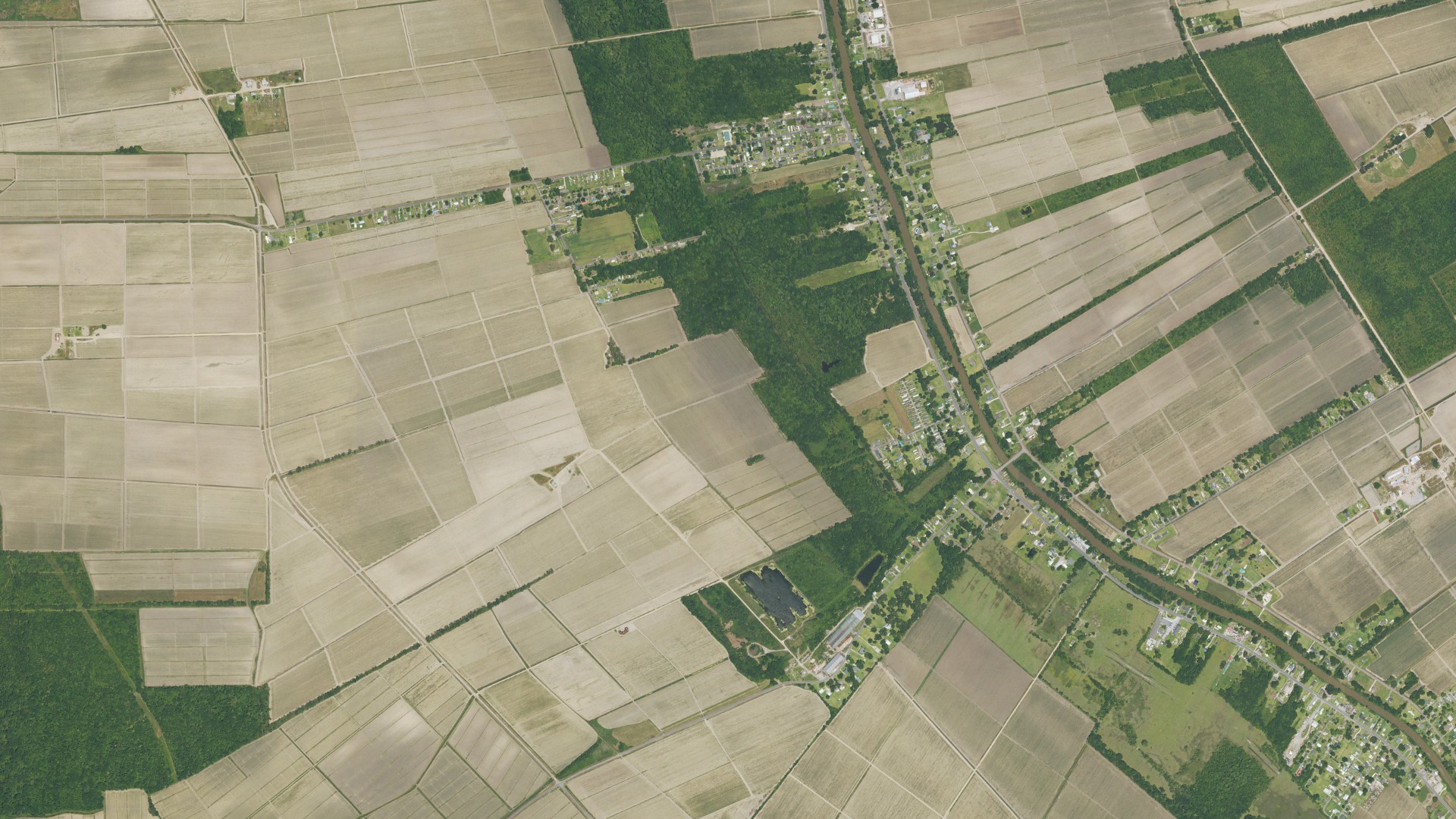 Natural-color aerial photograph of land around Supreme, Louisiana