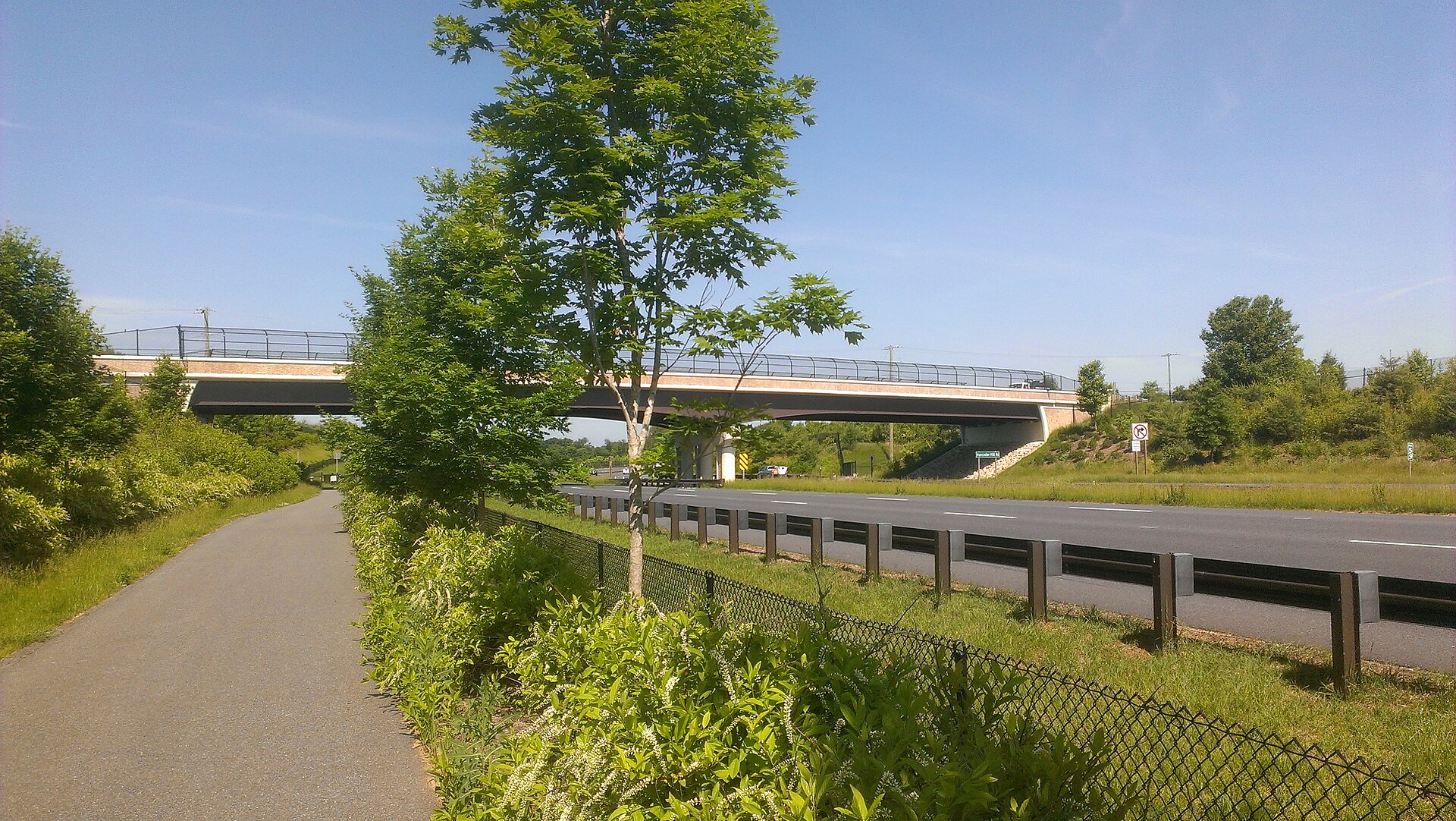 A view of the ICC Trail running alongside the Maryland Route 200 freeway (to the right) at the Muncaster Mill Road overpass. — Redland, Maryland