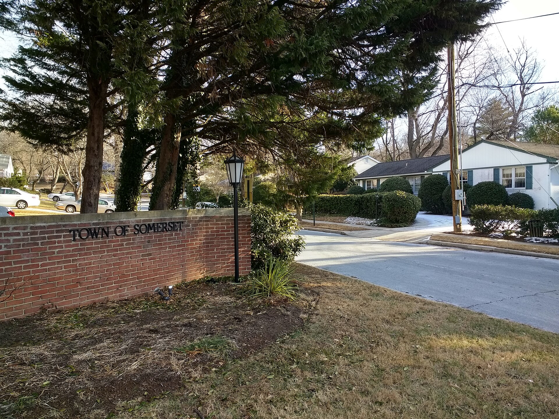 Houses and a sign welcoming visitors to the town of Somerset, Maryland.
