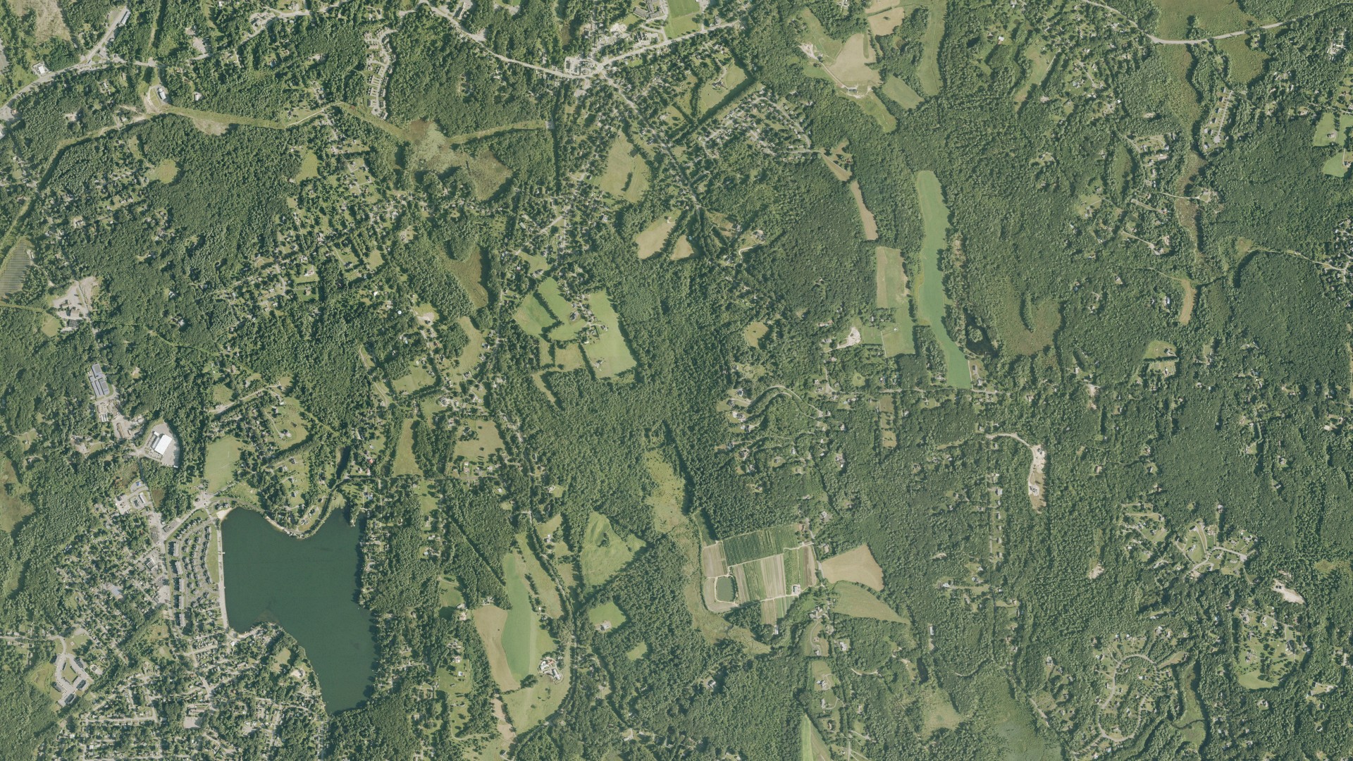 Natural-color aerial photograph of land around Lunenburg, Massachusetts