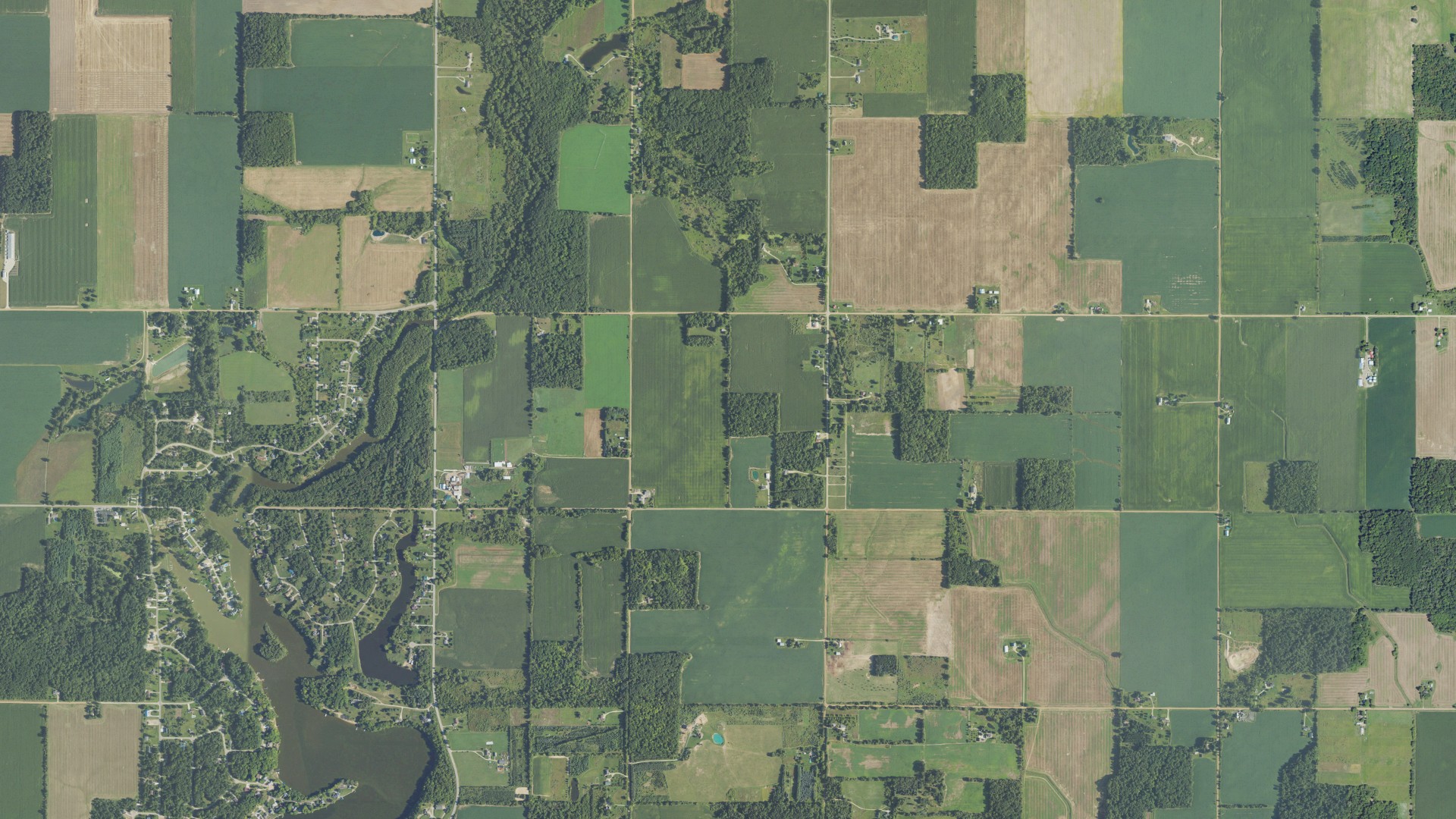 Natural-color aerial photograph of land around Fulton, Michigan