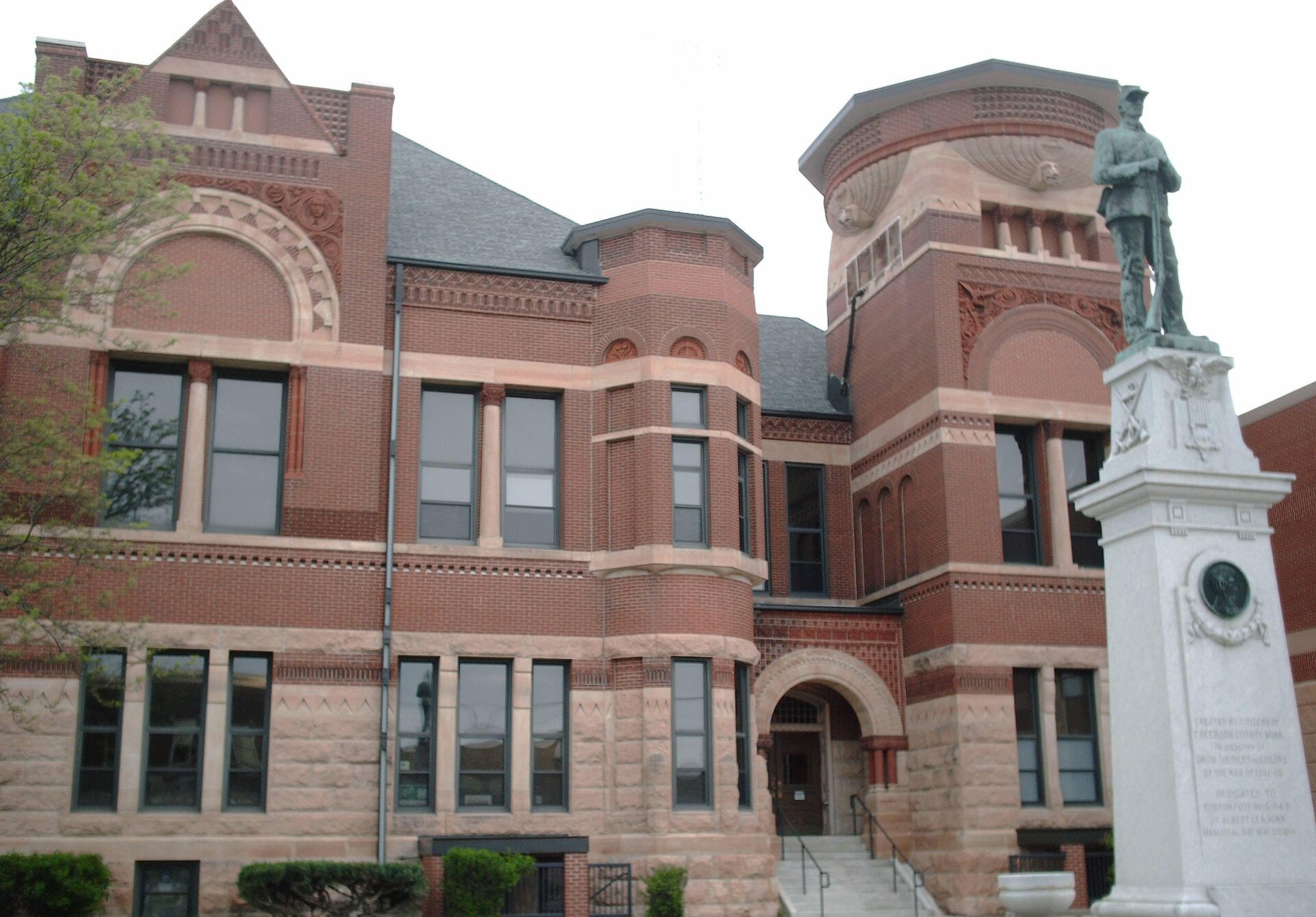 Photo I took 2006-05-21 of the Freeborn County Courthouse in Albert Lea, Minnesota. CC & GFDL.