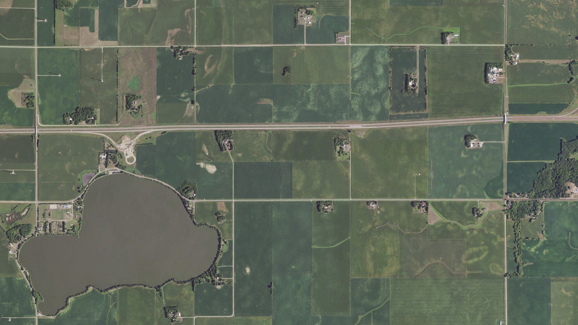 Natural-color aerial photograph of land around Des Moines, Minnesota