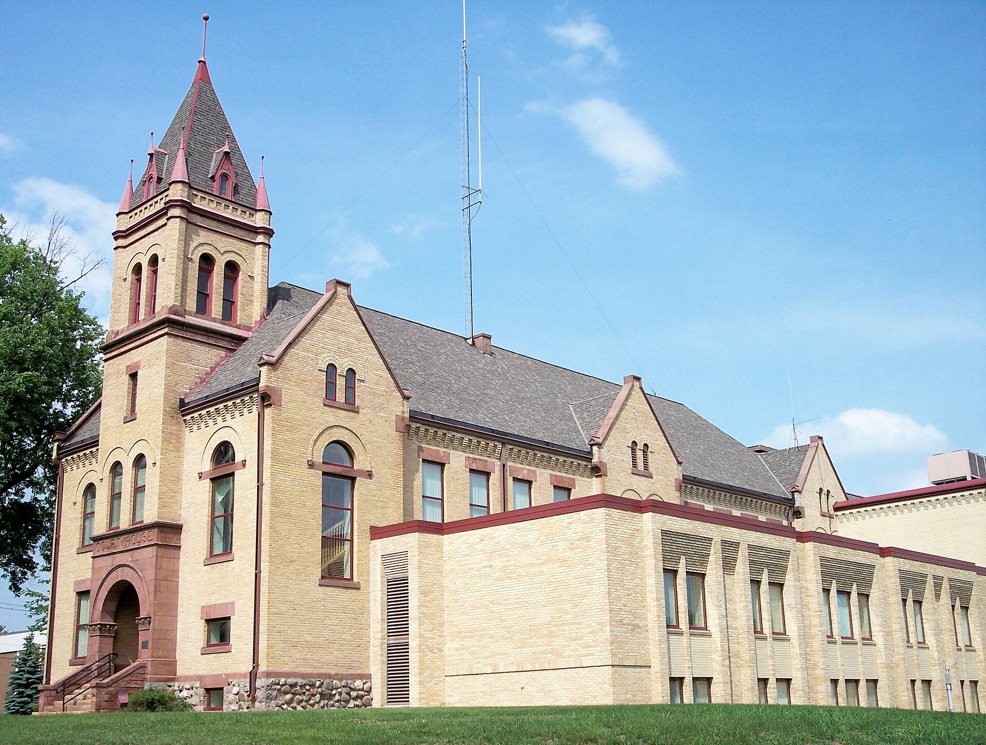 The Kanabec County Courthouse in w:Mora, Minnesota