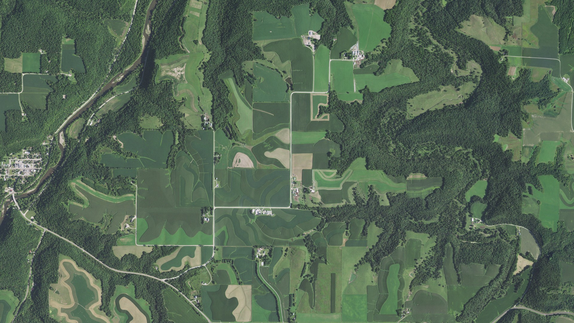 Natural-color aerial photograph of land around Oakwood, Minnesota
