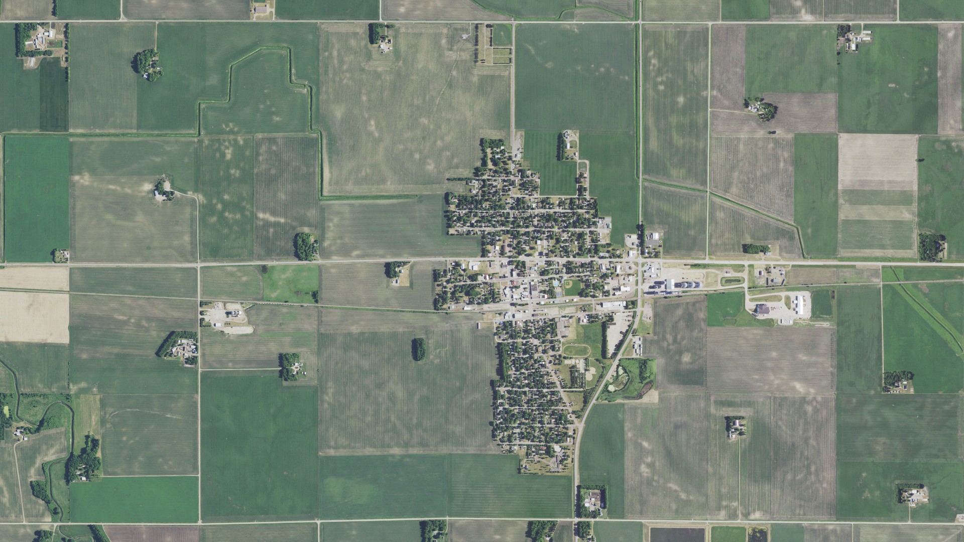 Natural-color aerial photograph of land around Fairfax, Minnesota