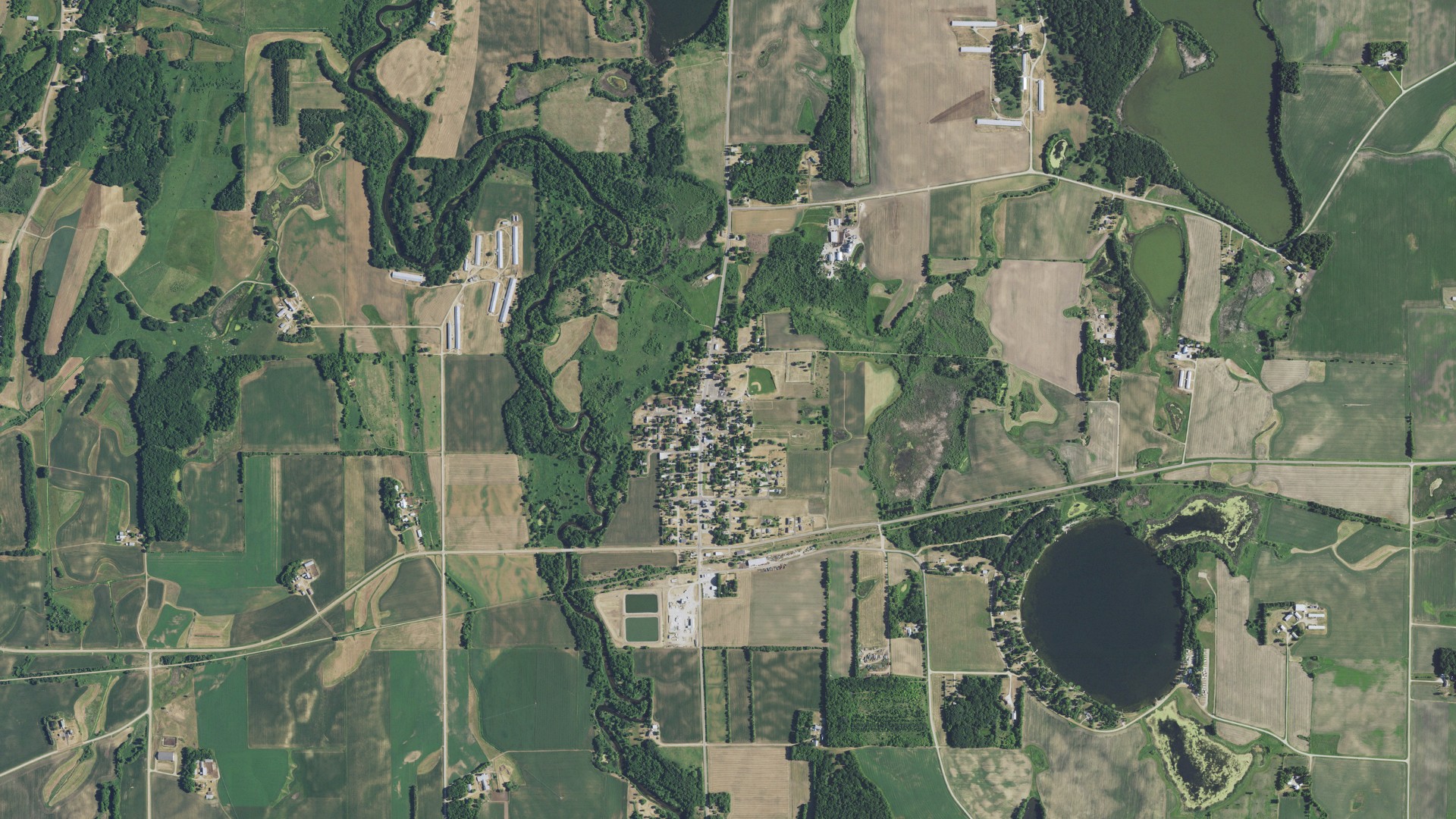 Natural-color aerial photograph of land around New Munich, Minnesota