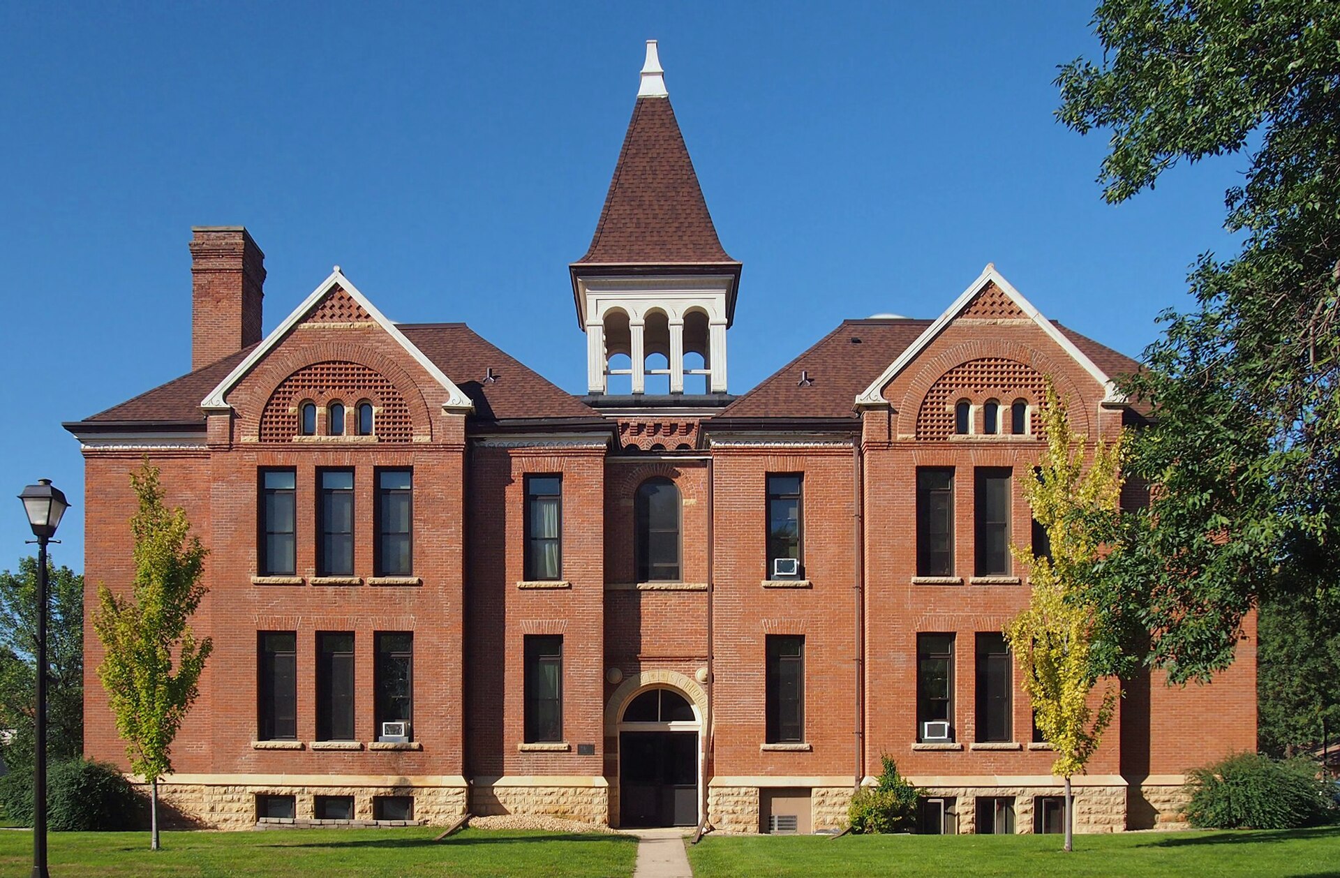 North Mankato Public School, 442 Belgrade Ave, North Mankato, Minnesota, USA. Viewed from the south.
