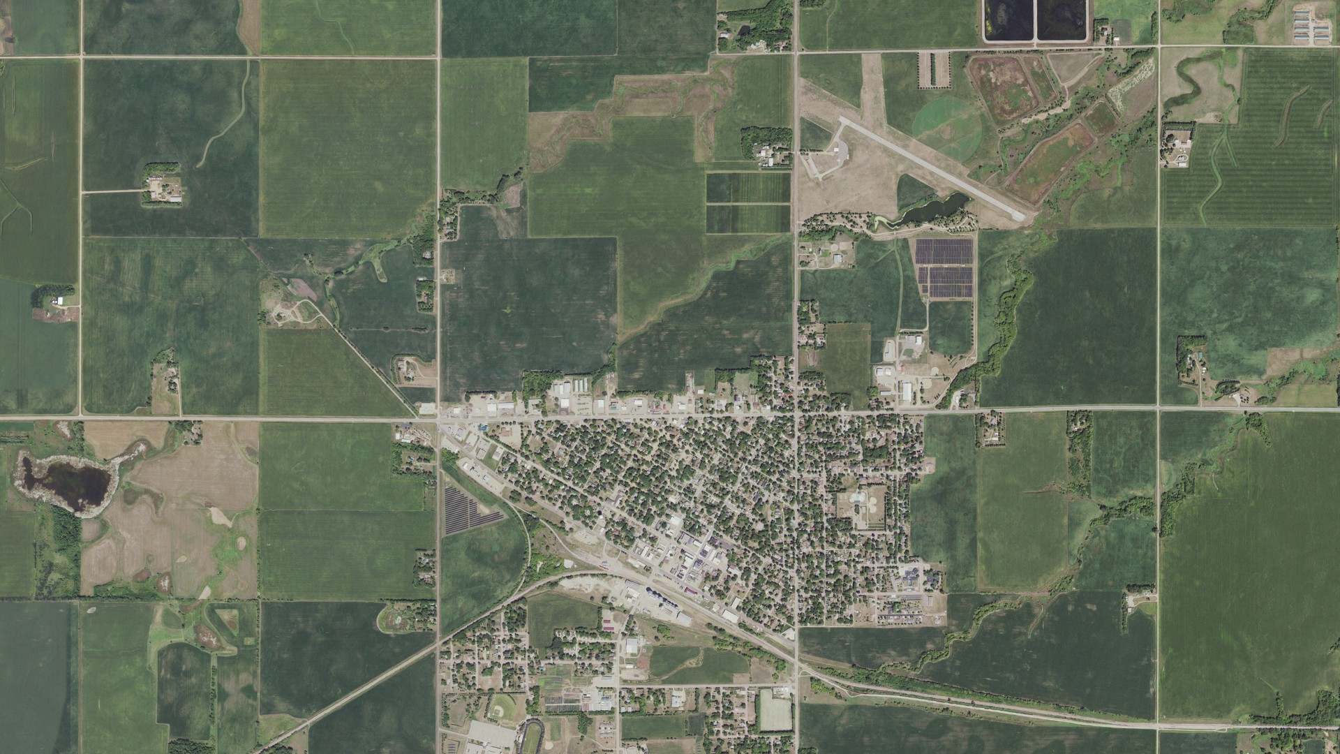Natural-color aerial photograph of land around Tracy, Minnesota
