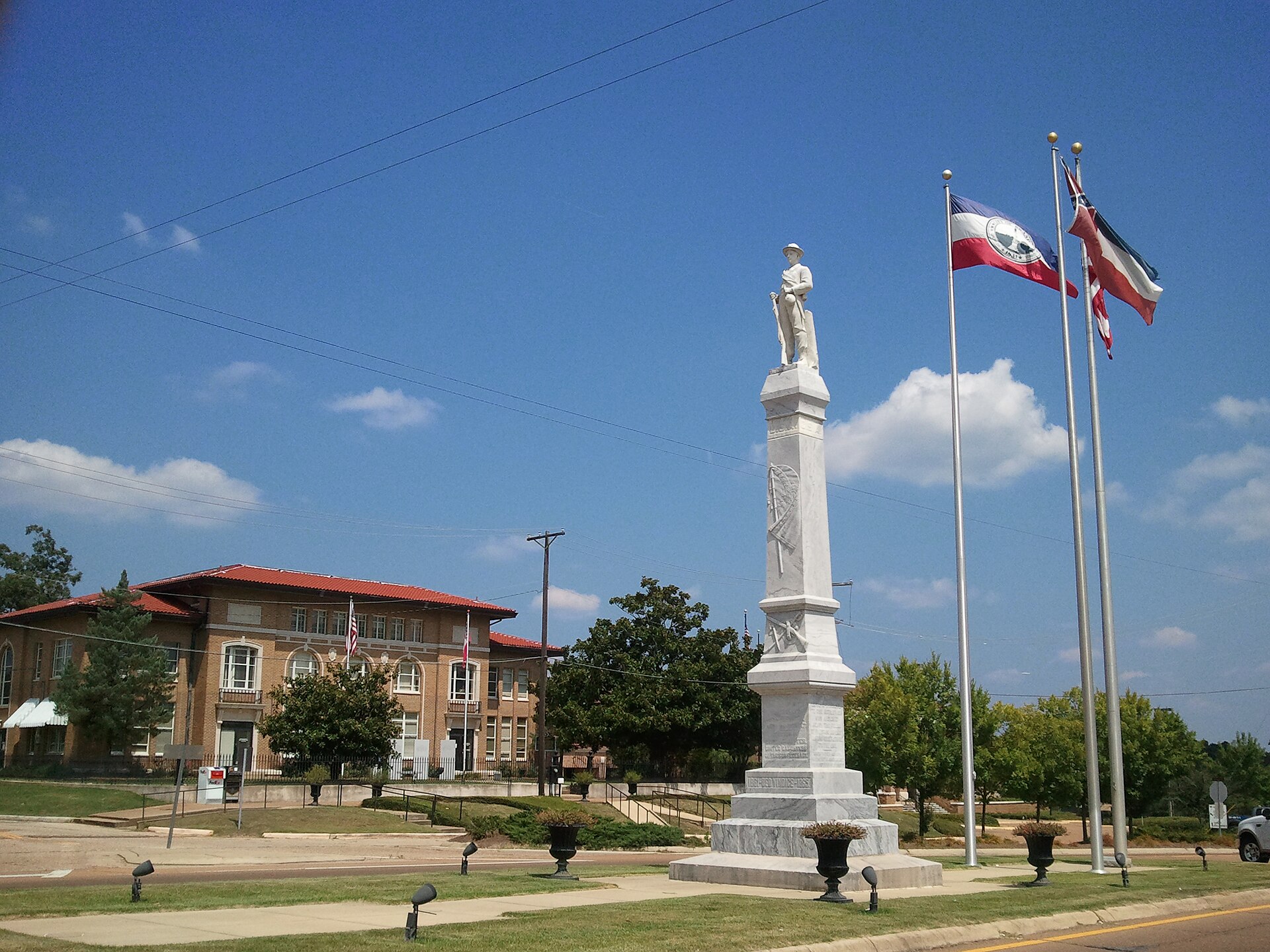 Rankin County Confederate Monument with historic courthouse in background — Brandon, Mississippi