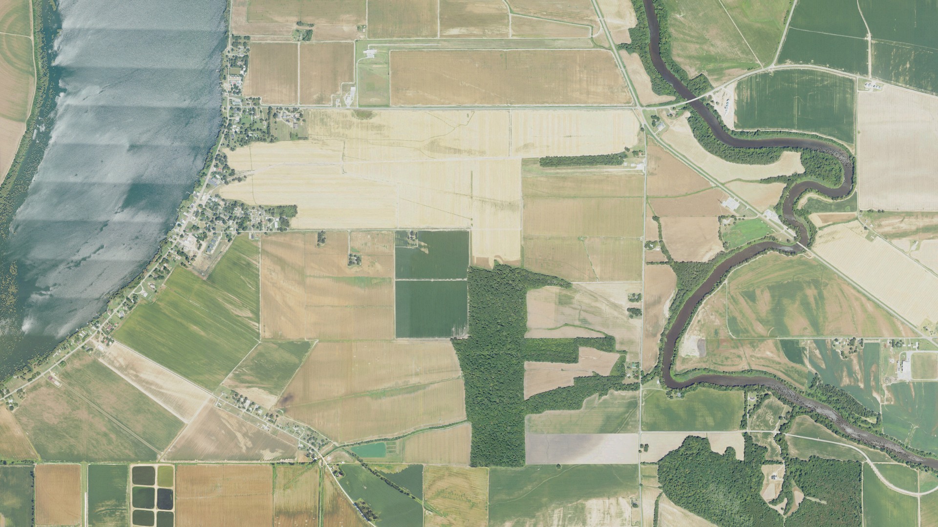 Natural-color aerial photograph of land around Glen Allan, Mississippi
