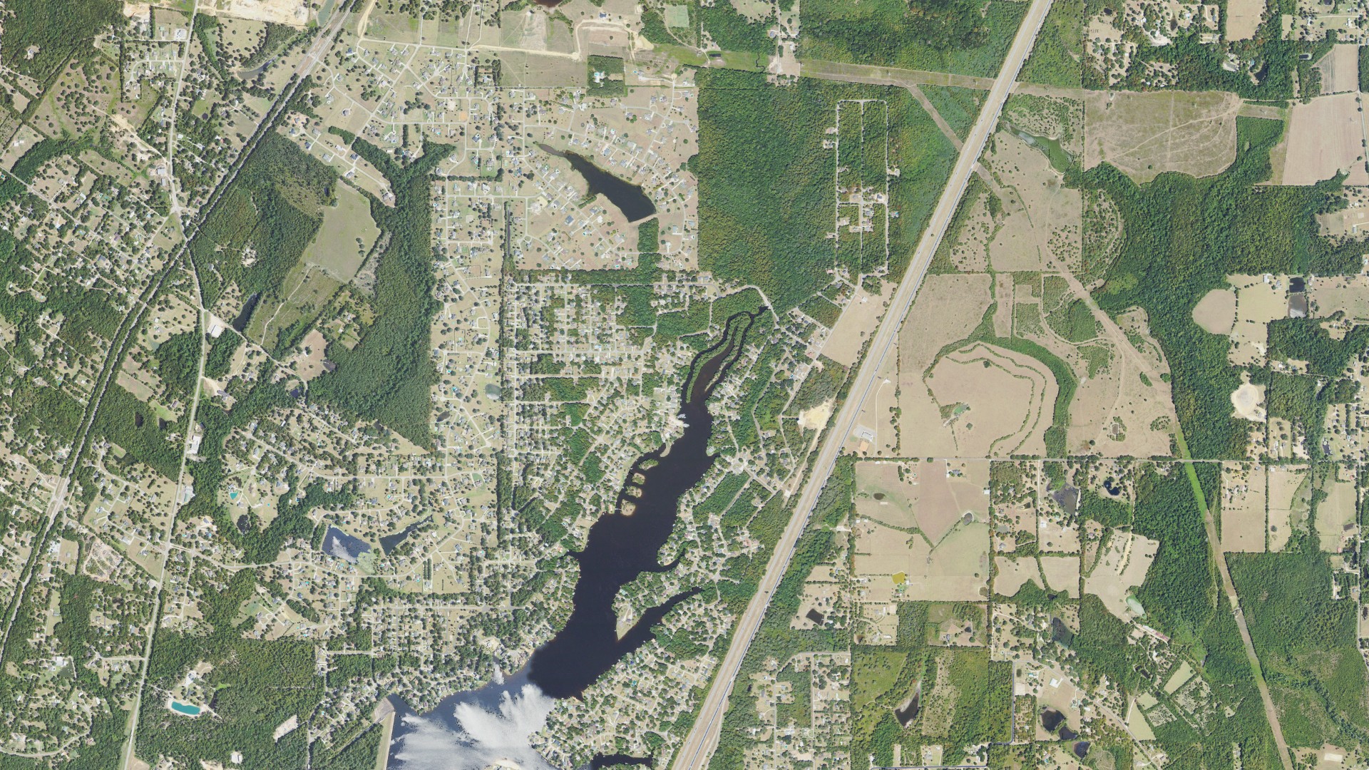 Natural-color aerial photograph of land around Hide-A-Way Lake, Mississippi