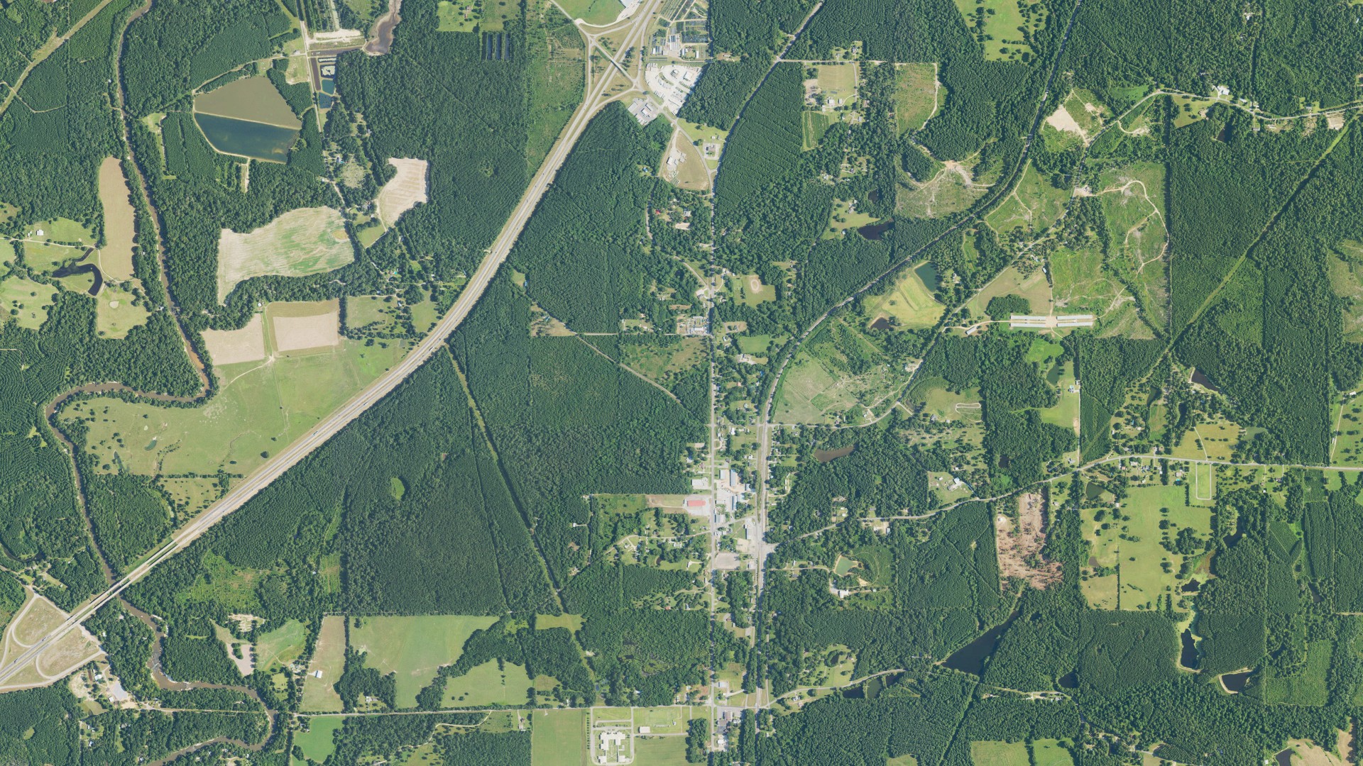Natural-color aerial photograph of land around Moselle, Mississippi