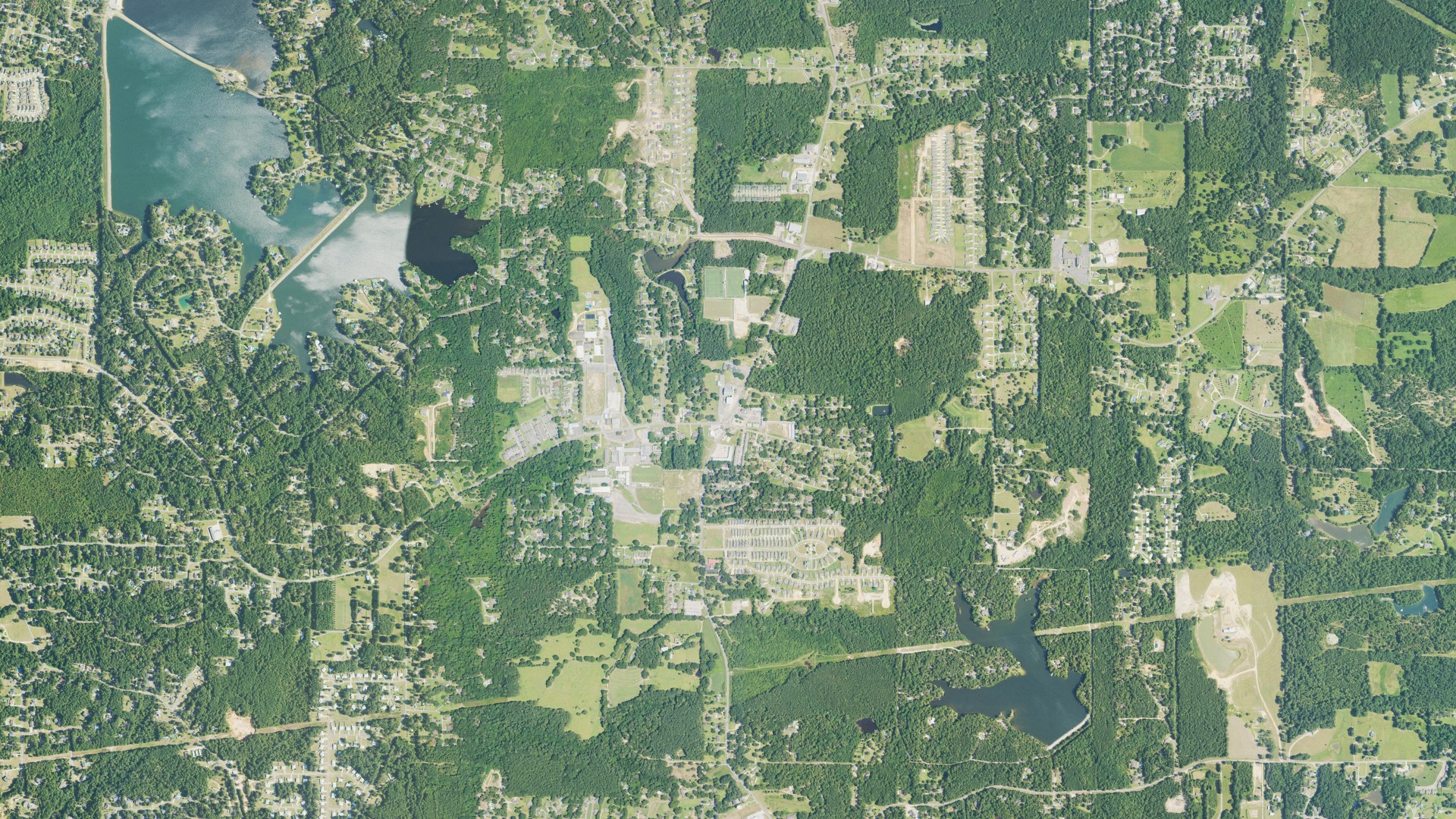 Natural-color aerial photograph of land around Oak Grove, Mississippi