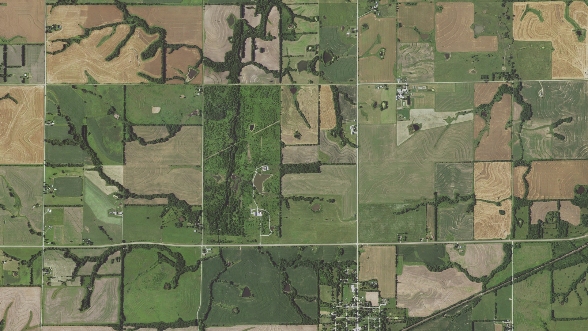 Aerial view of land around Lincoln, Missouri