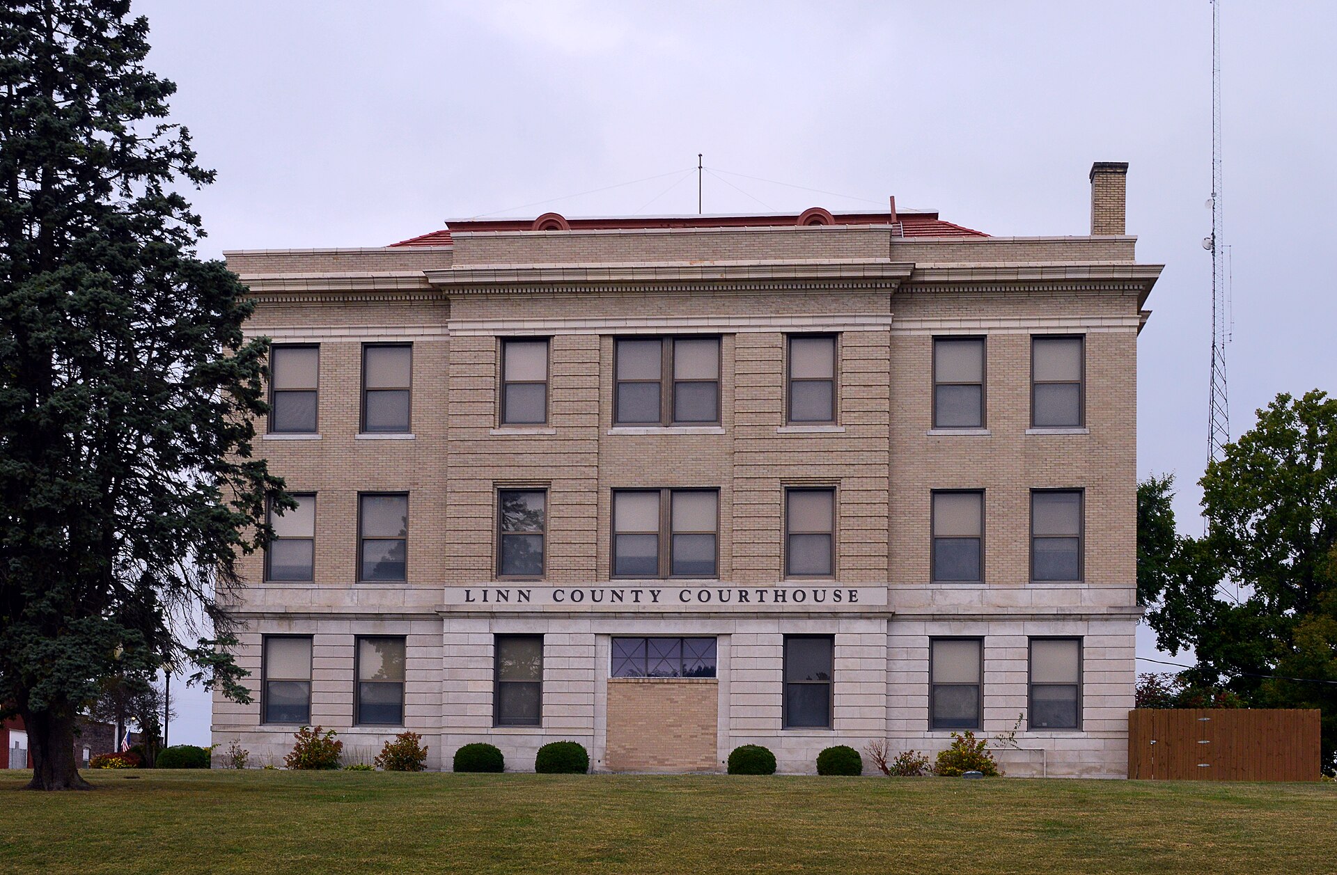 Linn County, Missouri, courthouse in Linneus