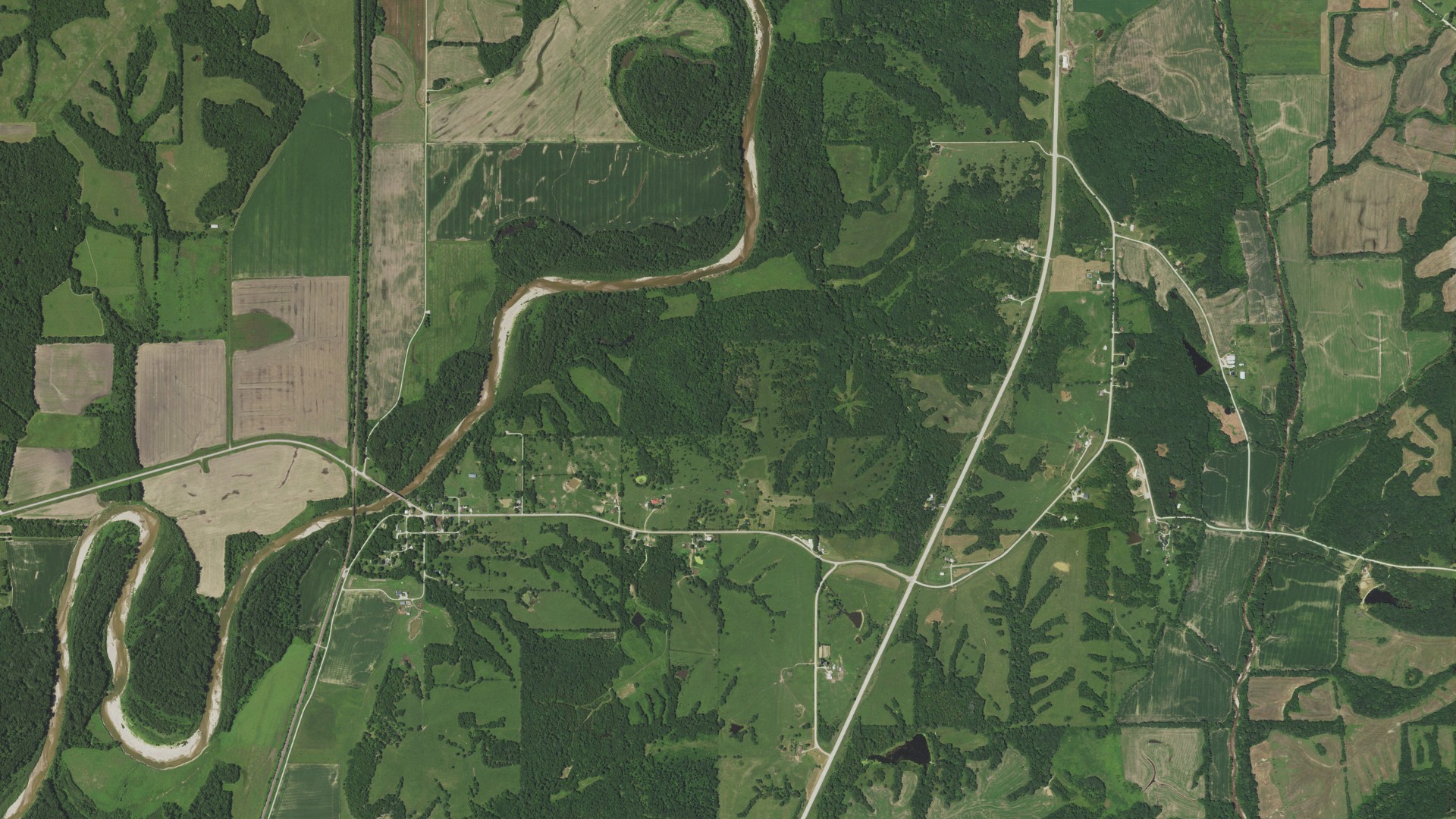 Natural-color aerial photograph of land around Washington, Missouri