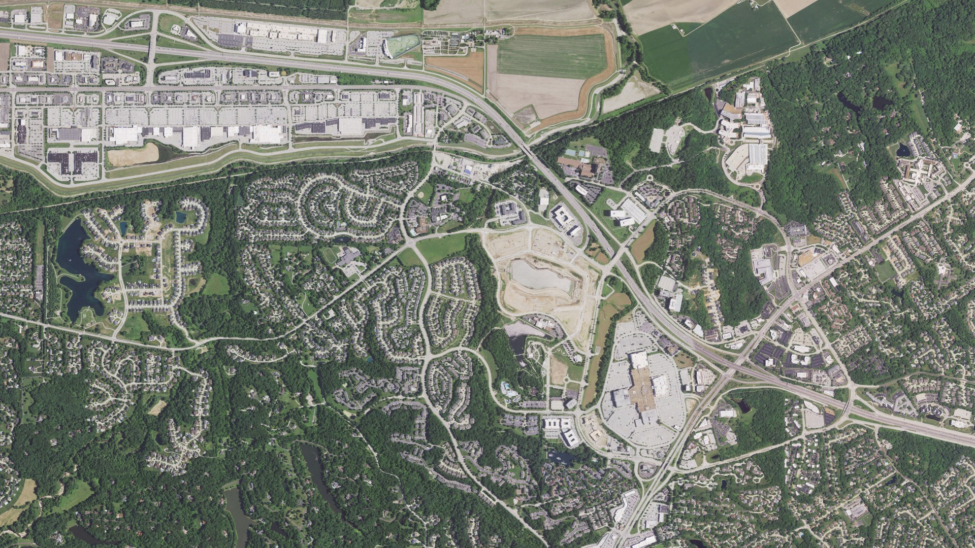 Natural-color aerial photograph of land around Chesterfield, Missouri