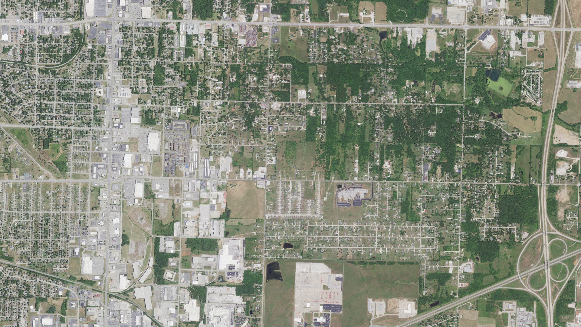 Natural-color aerial photograph of land around Duquesne, Missouri