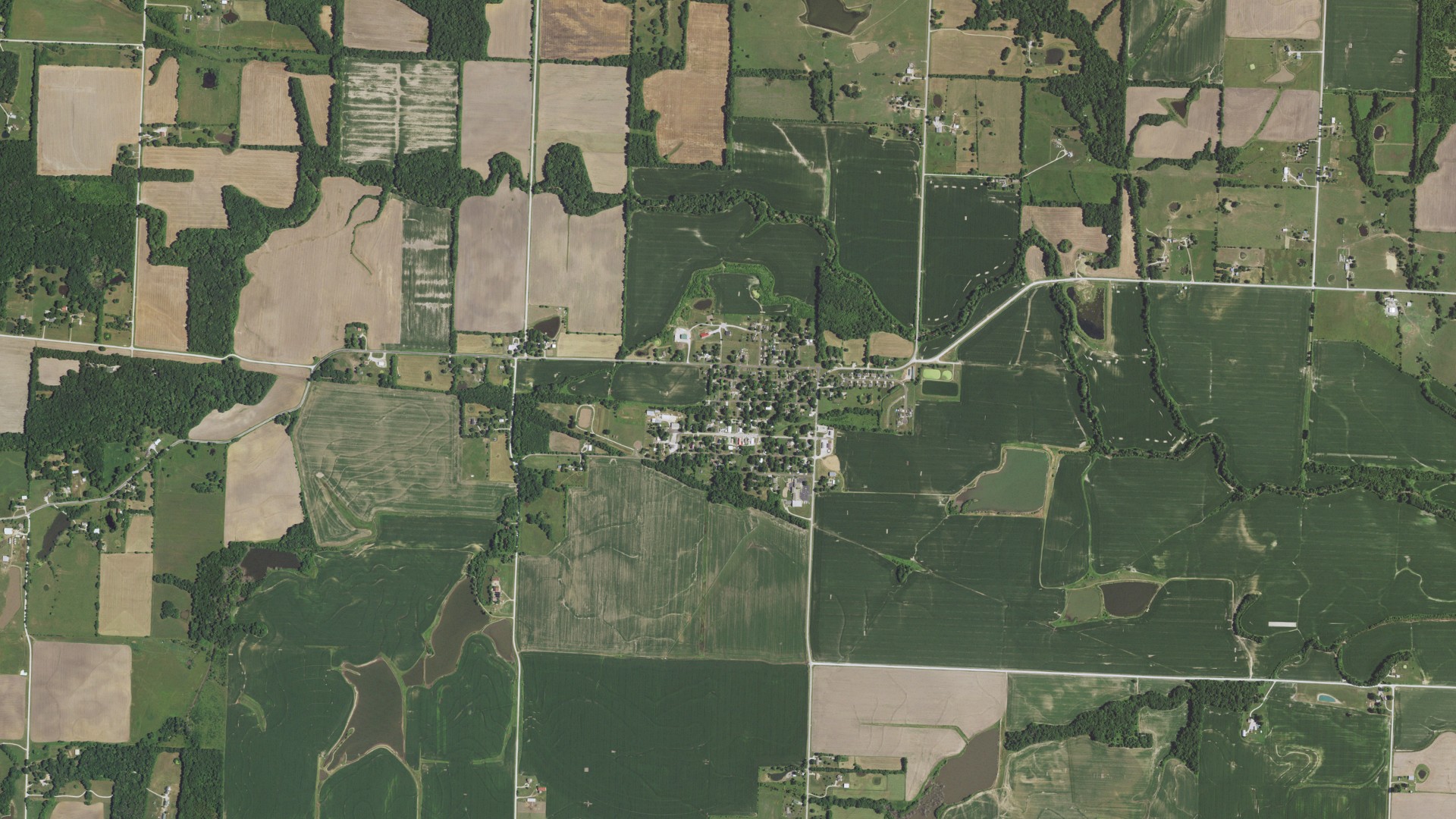 Natural-color aerial photograph of land around East Lynne, Missouri