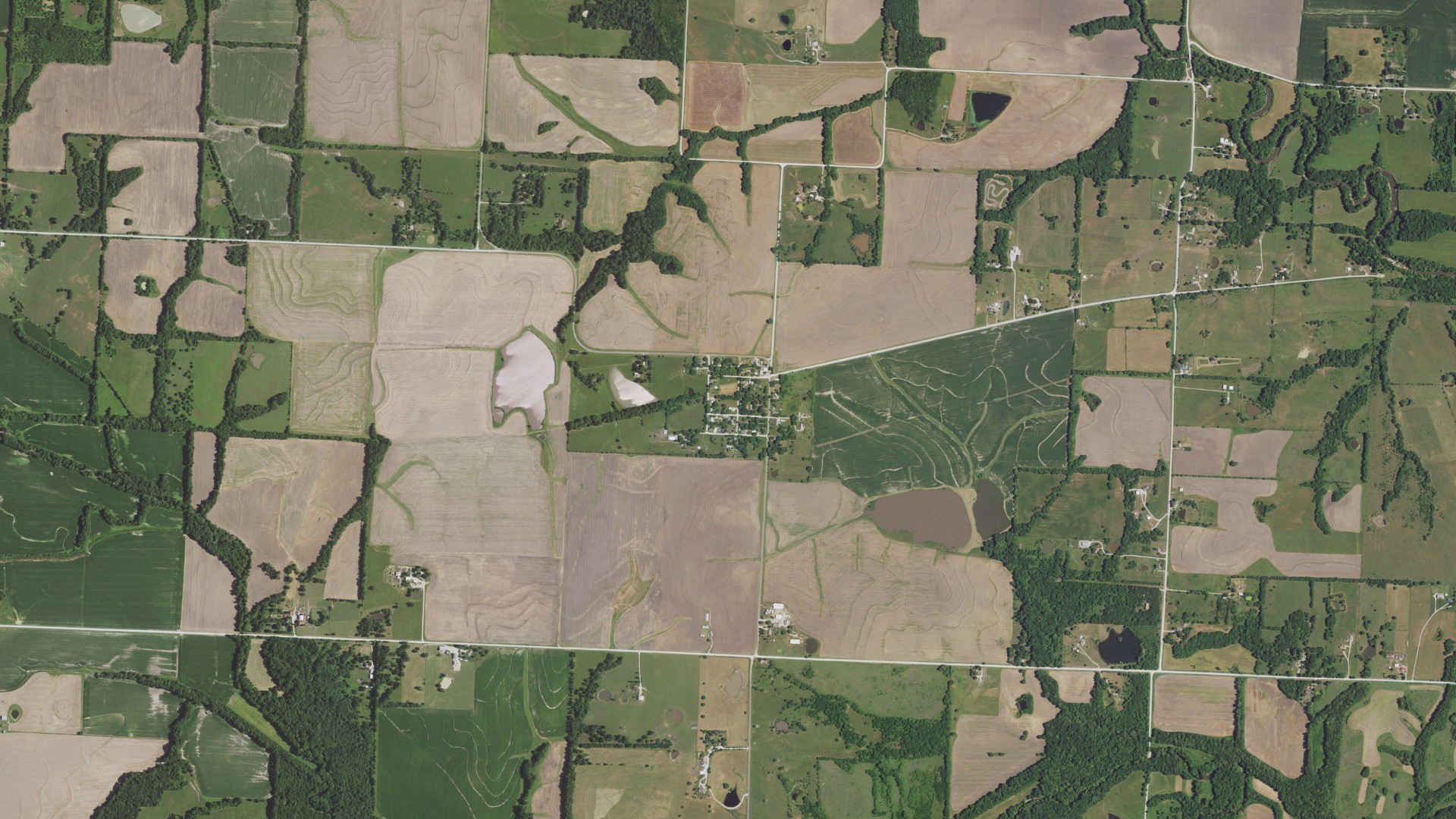 Natural-color aerial photograph of land around Gunn City, Missouri