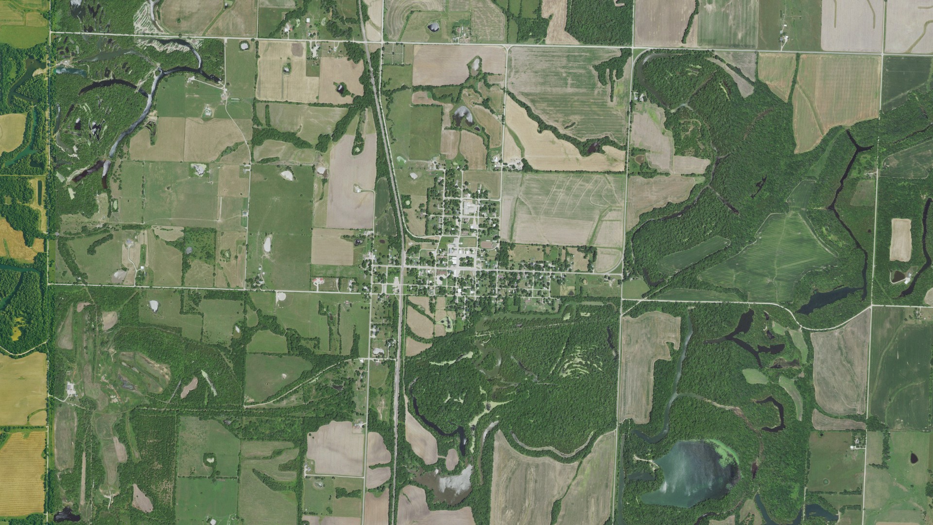 Natural-color aerial photograph of land around Hume, Missouri